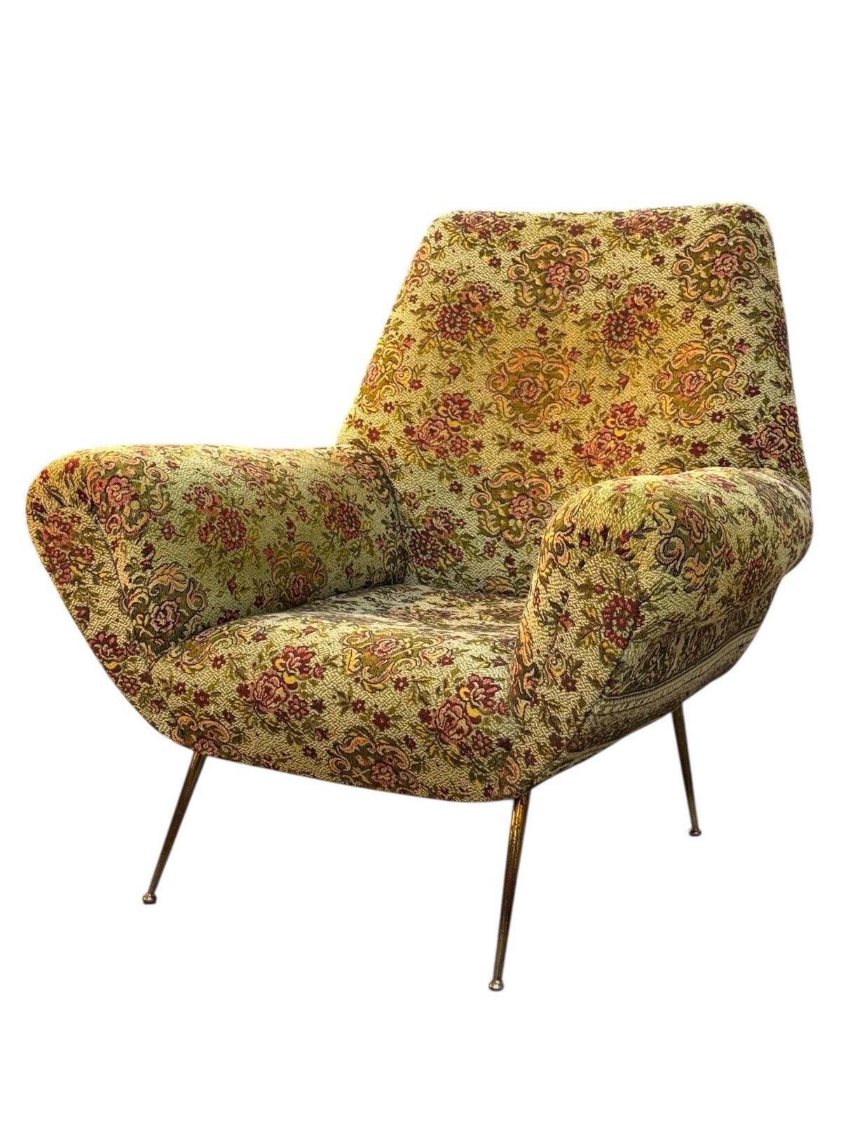 Elegante coppia di poltrone disegnata da Gigi Radice per Minotti negli anni ’50. Un perfetto esempio di modernariato italiano, queste poltrone rappresentano l’estetica Mid-Century con linee morbide, struttura avvolgente e piedini in metallo