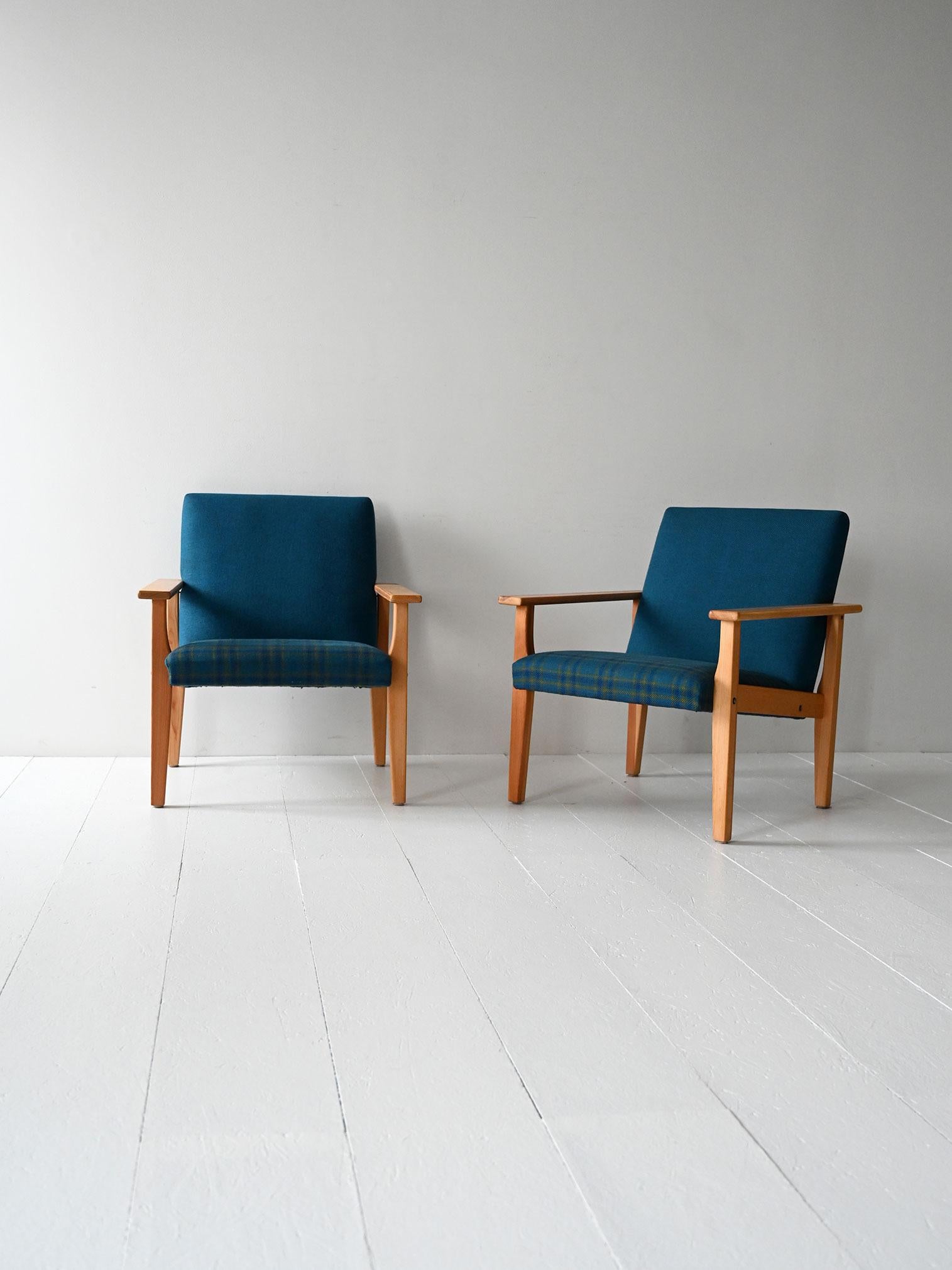 Poltrone vintage scandinave con struttura in legno chiaro e rivestimento blu, modello Bruksbo disegnato da Svein Bjørneng.

Coppia di poltrone norvegesi anni ’60, modello Bruksbo disegnato da Svein Bjørneng. La struttura è in legno massello chiaro,