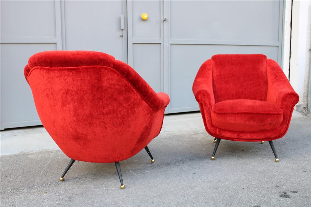 Pareja de sillones Framar 1950 Italia patas de metal y latón Tela roja en venta 3