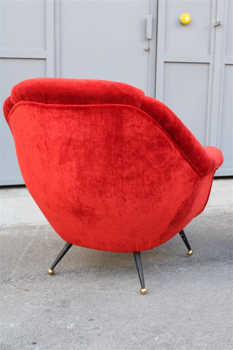 Pareja de sillones Framar 1950 Italia patas de metal y latón Tela roja en venta 4