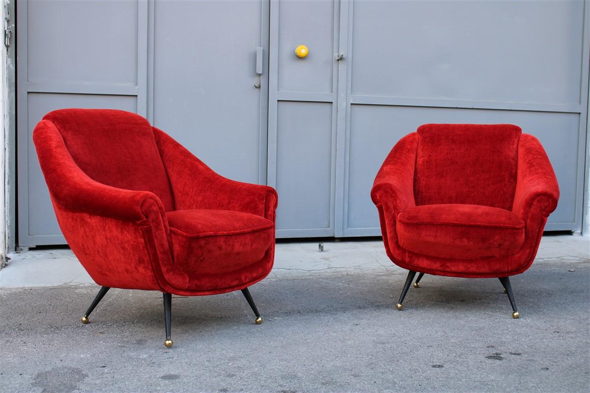 Pareja de sillones italianos Framar de 1950, restaurados con mermelada de terciopelo rojo suave, patas de metal y latón.
