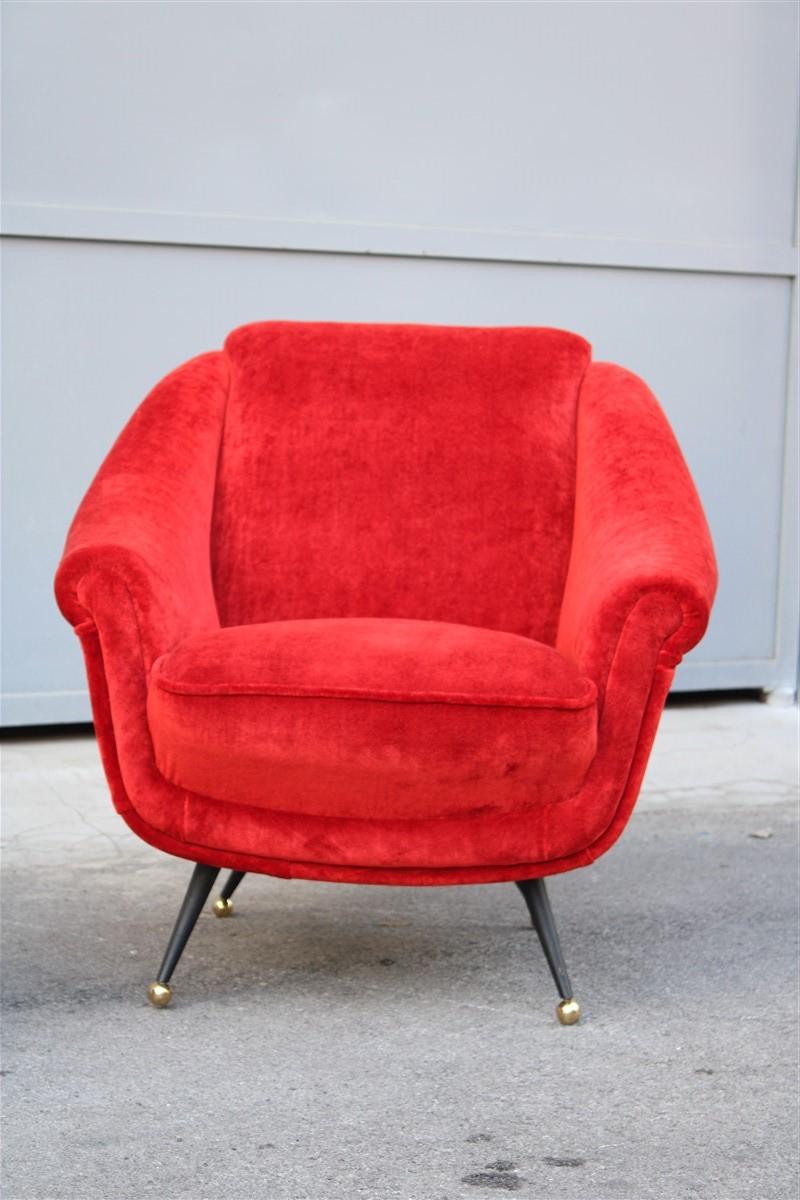 Pareja de sillones Framar 1950 Italia patas de metal y latón Tela roja Moderno de mediados de siglo en venta