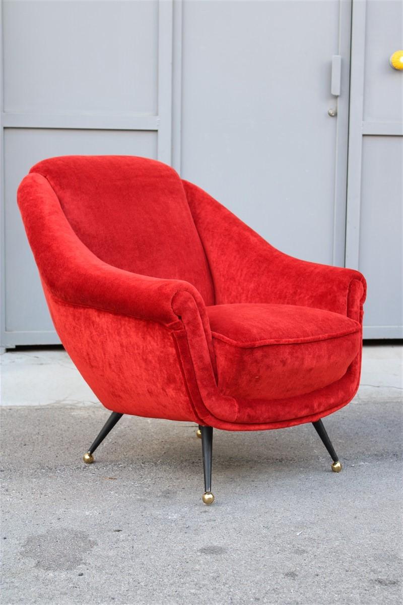 Pareja de sillones Framar 1950 Italia patas de metal y latón Tela roja Italian en venta