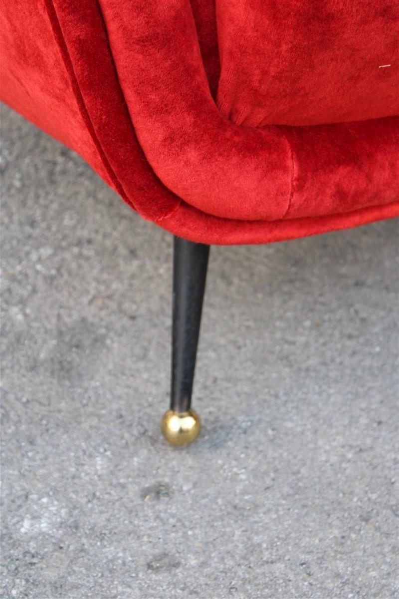 Pareja de sillones Framar 1950 Italia patas de metal y latón Tela roja en Bueno estado para la venta en Palermo, Sicily