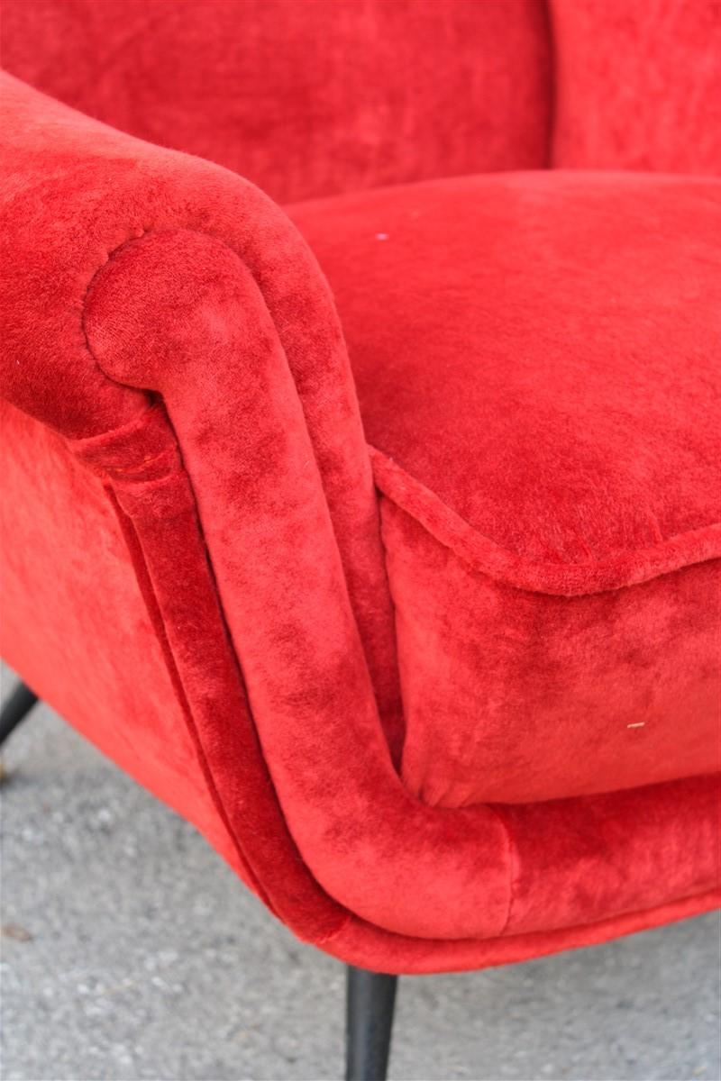 Pareja de sillones Framar 1950 Italia patas de metal y latón Tela roja Mid-20th Century en venta