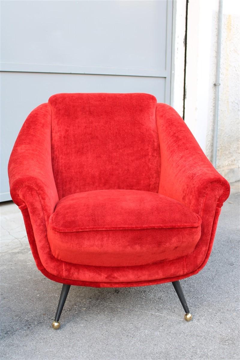 Pareja de sillones Framar 1950 Italia patas de metal y latón Tela roja en venta 1