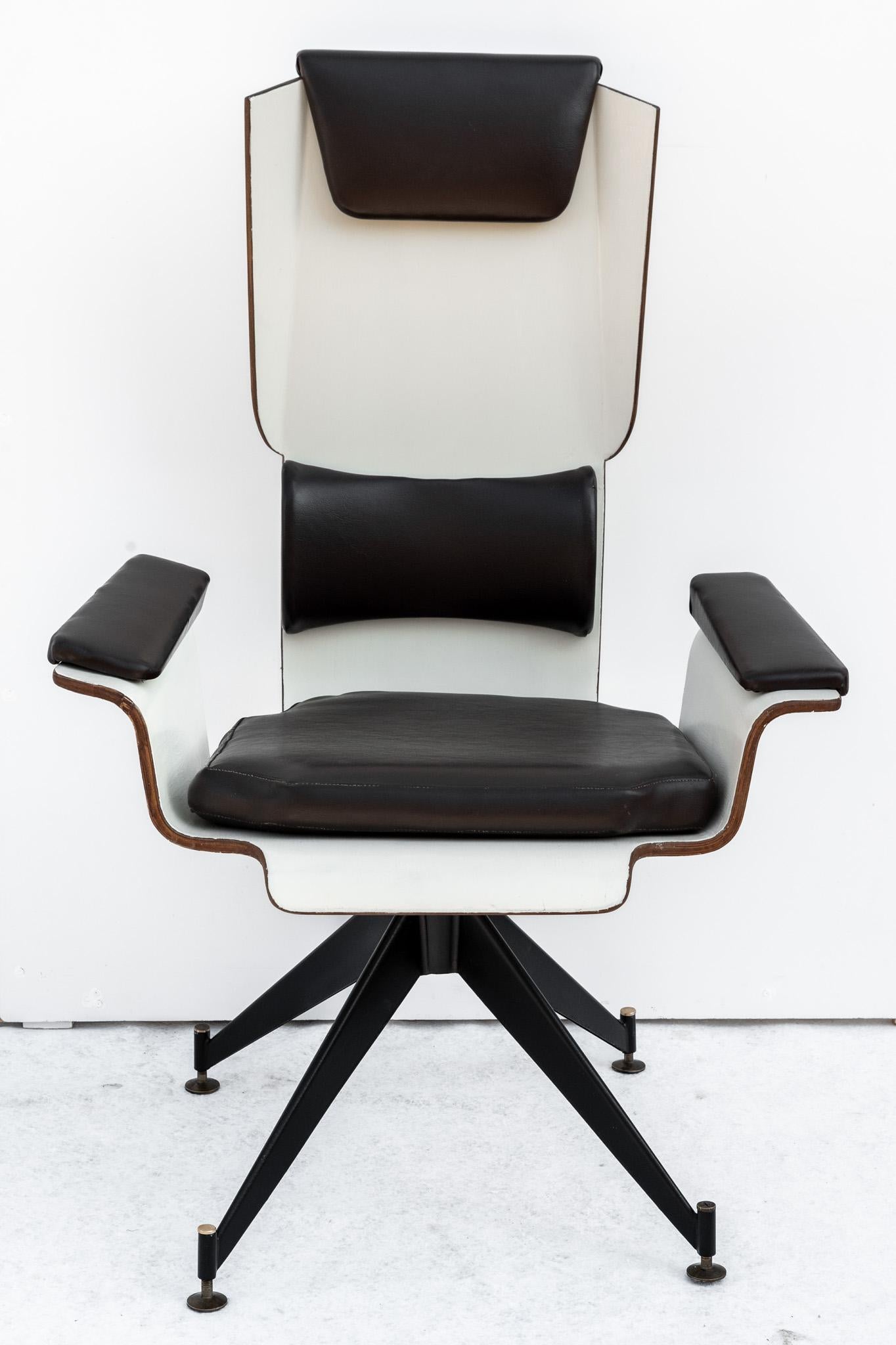 Coppia di poltrone Fratelli Pozzi, Anni '60, Made in Italy. 
Coppia di sedie girevoli in compensato colorato bianco realizzato dai Fratelli Pozzi negli anni '60. Estas sillas son únicas por su precioso diseño. Molto particolare anche la seduta e lo