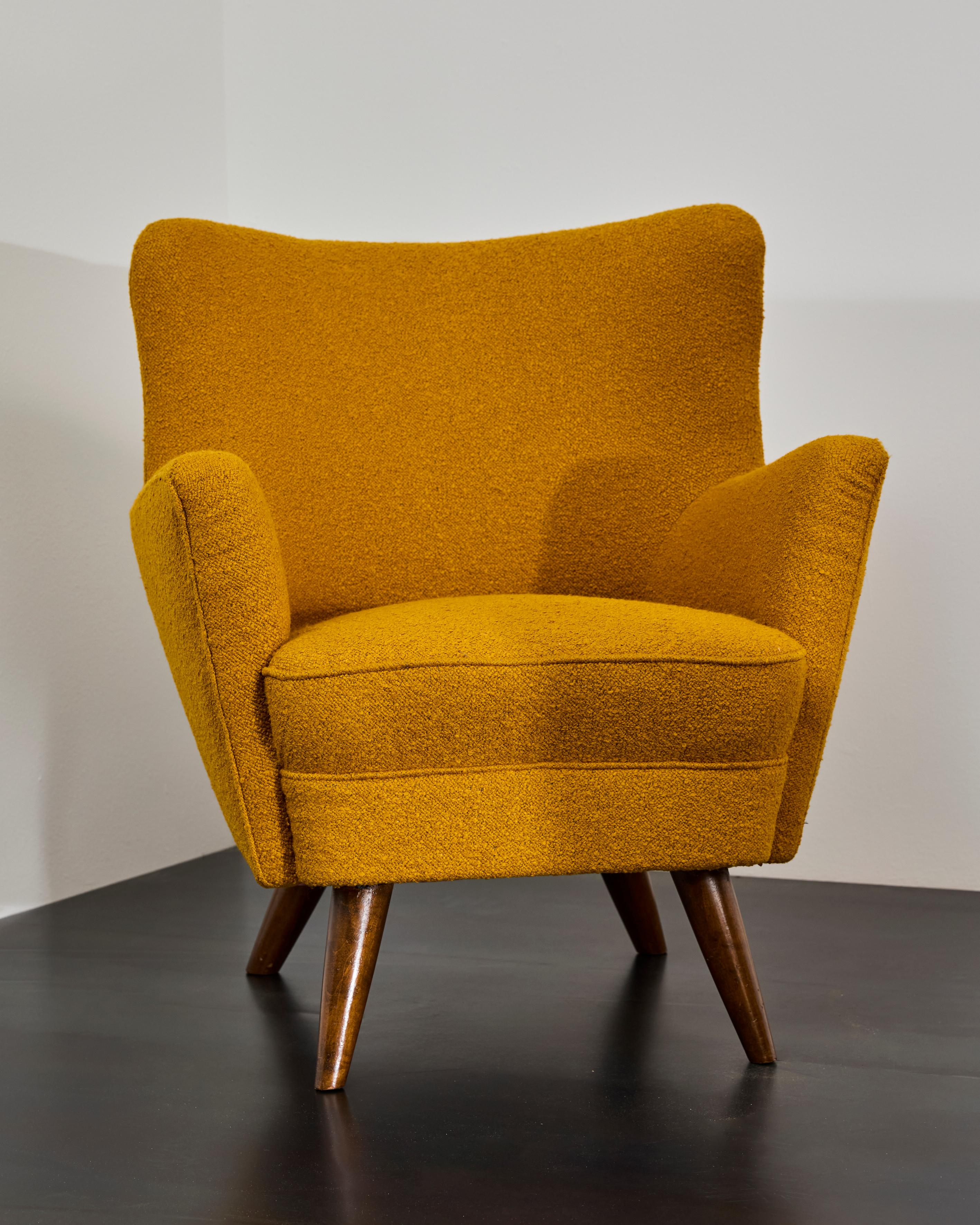 Pair of yellow armchairs designed by Luigi Caccia Dominioni in 1944 In Excellent Condition For Sale In Milan, IT