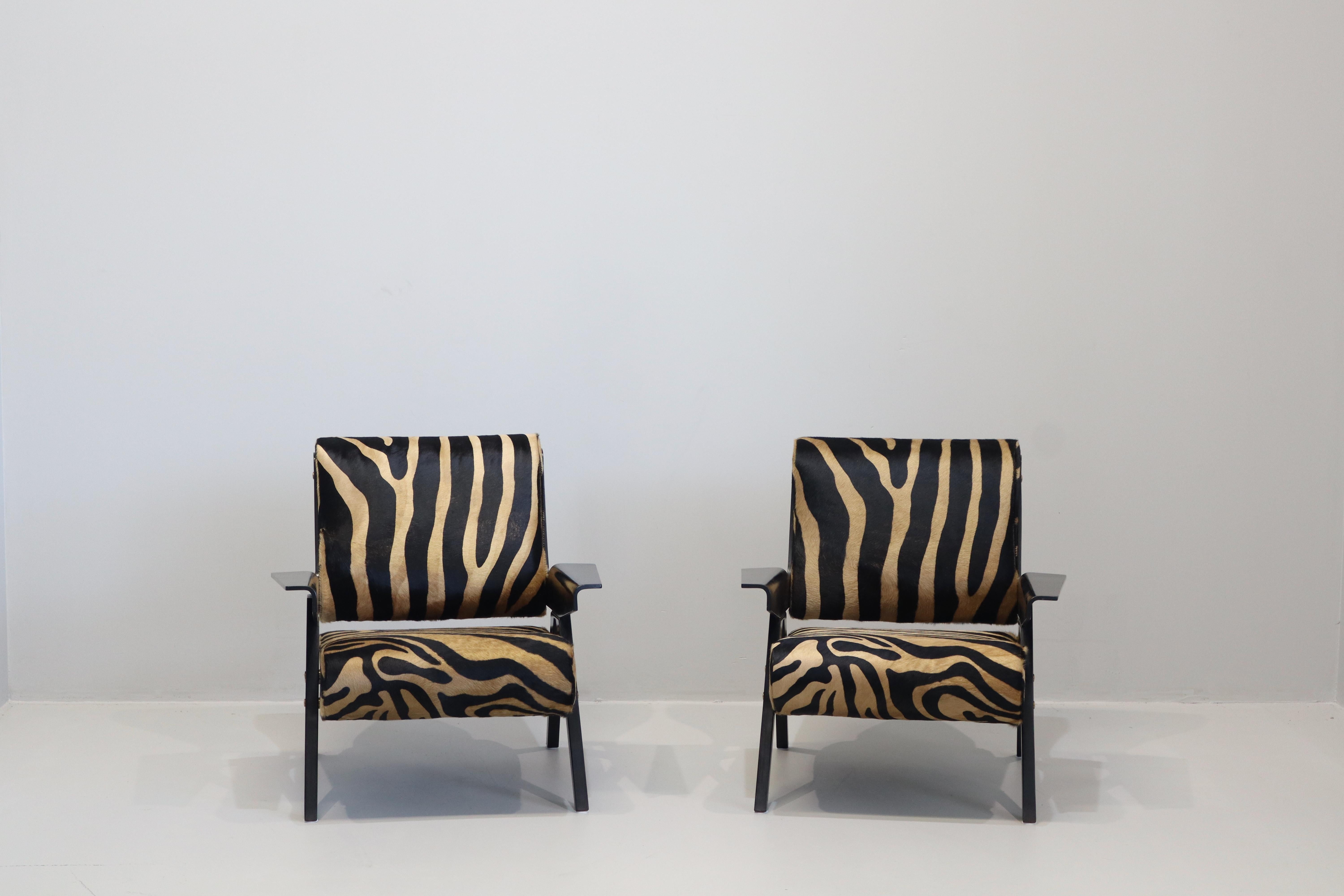 Incredibile coppia di sedie modello 831 di Gianfranco Frattini per Cassina, anni Cinquanta. 
Questi modelli di sedie sono eccezionalmente rari. 
Il fantastico design del famoso designer italiano Gianfranco Frattini mostra le sue caratteristiche