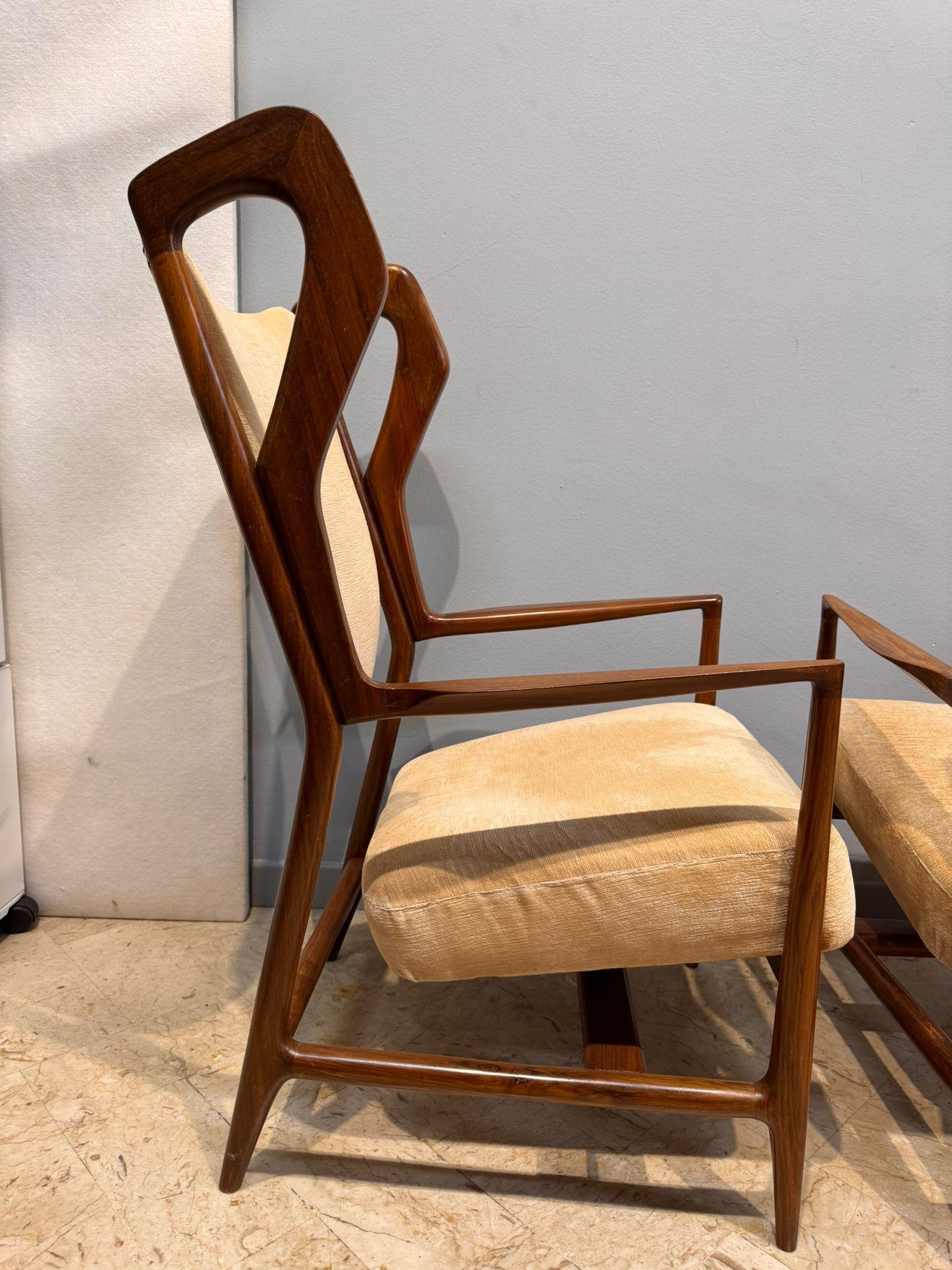 Rare pair of armchairs designed by Gio Ponti in the 1950s, an authentic expression of the elegance and formal lightness that made the Milanese architect and designer famous.
The chairs feature a finely shaped solid wood frame, characterized by