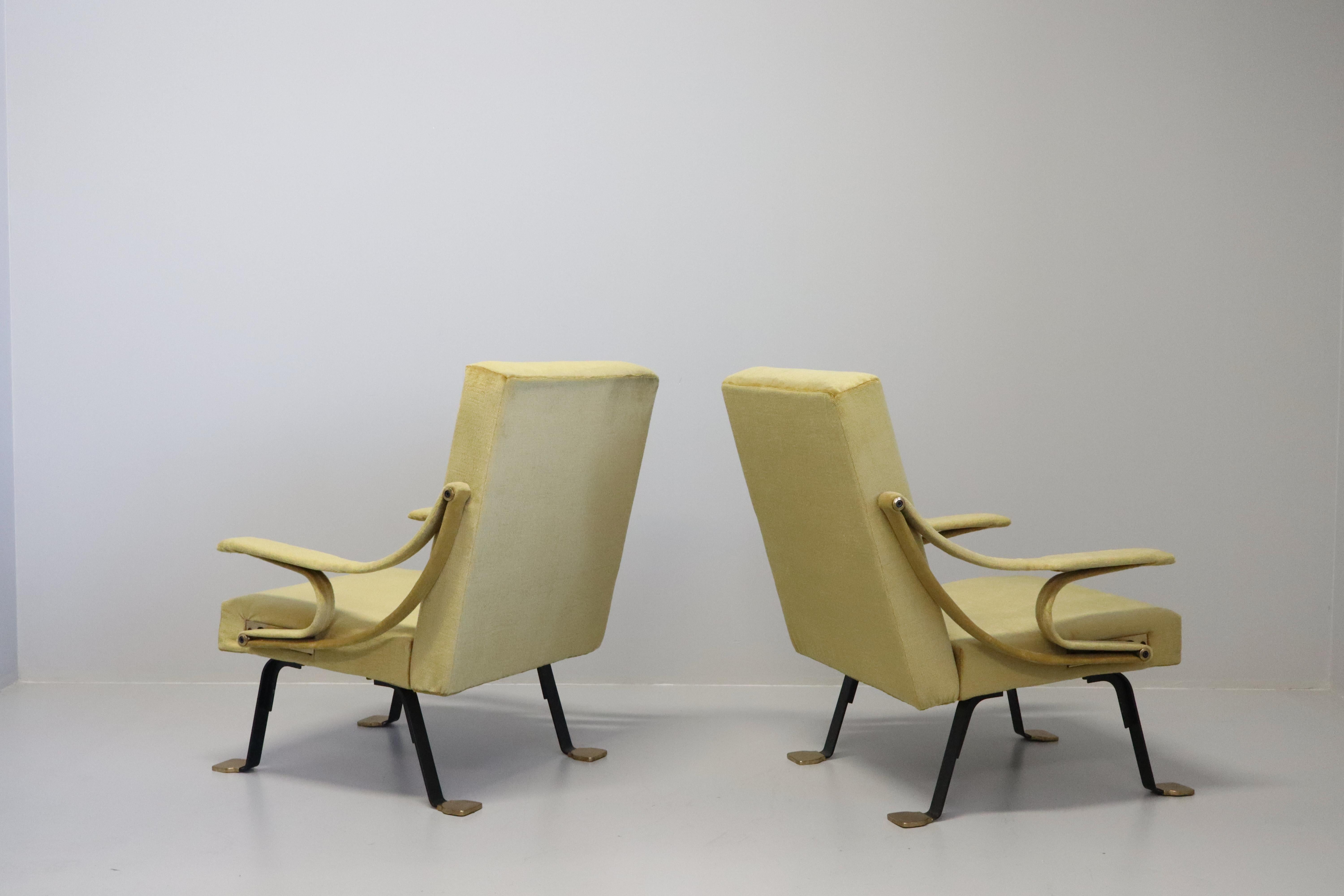 Ein sehr seltenes Paar originaler Digamma-Liegestühle aus den 1950er Jahren, entworfen von Ignazio Gardella im Jahr 1957 und hergestellt von Gavina, Bologna, Italien.   Die Stühle haben ihre Originalriemen behalten, und der Rahmen und die Füße sind