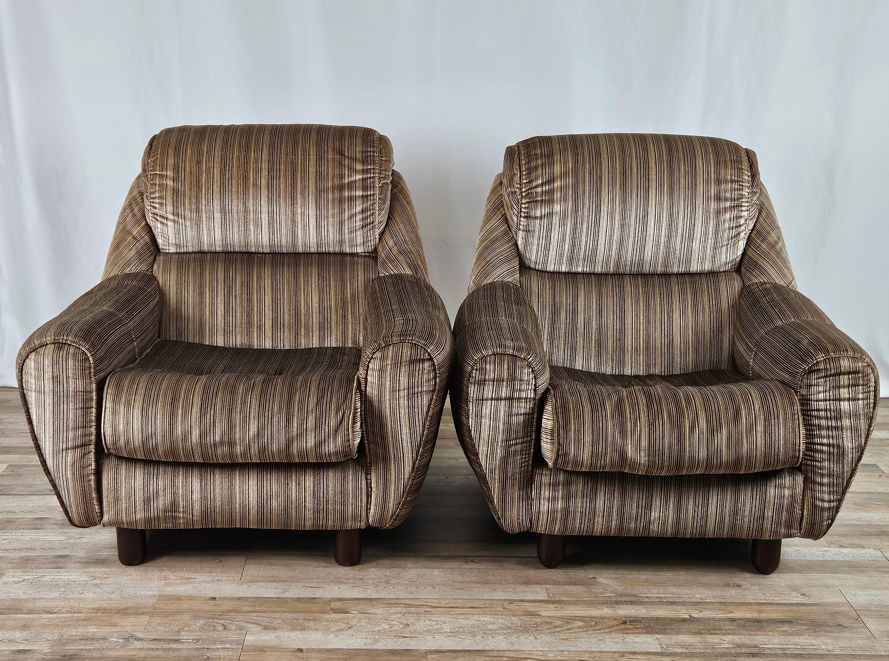 Pair of 1970s fabric armchairs with brown plastic feet.

Italian furniture elements designed and conceived for living rooms and rooms with any type of furniture.

They show normal signs of wear due to age and use.
The seats have sagged slightly but