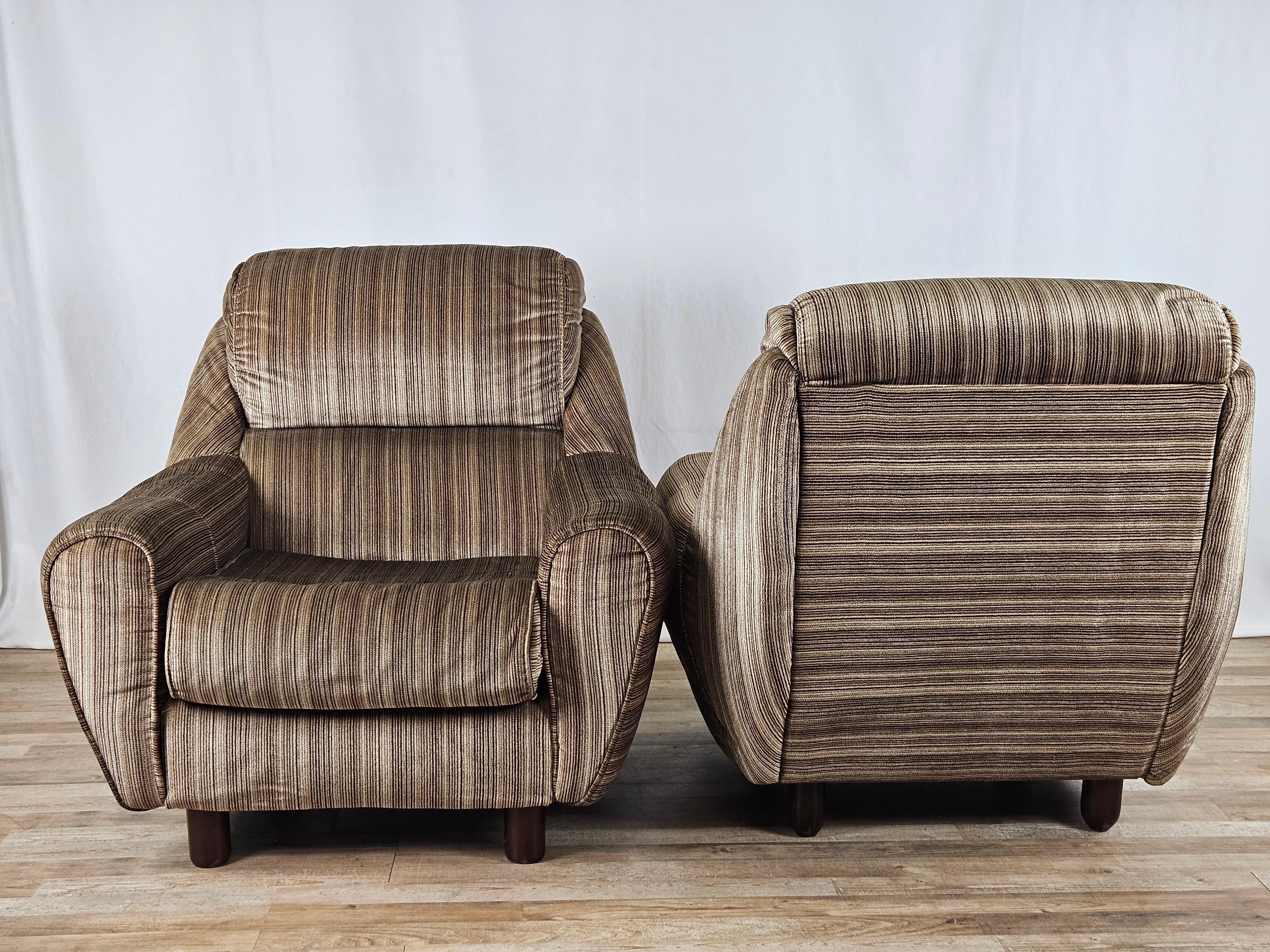 Italian Pair of upholstered armchairs 1970 For Sale