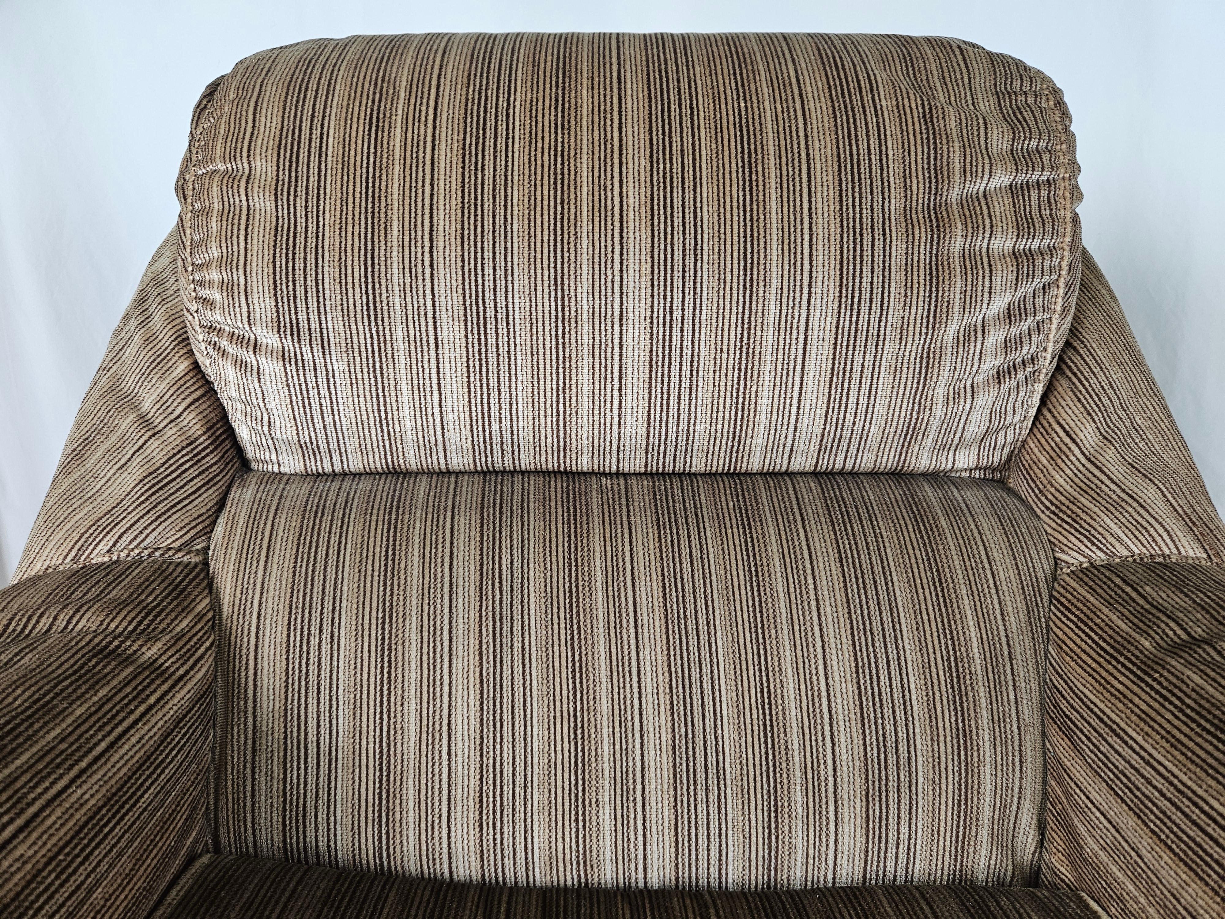 Late 20th Century Pair of upholstered armchairs 1970 For Sale