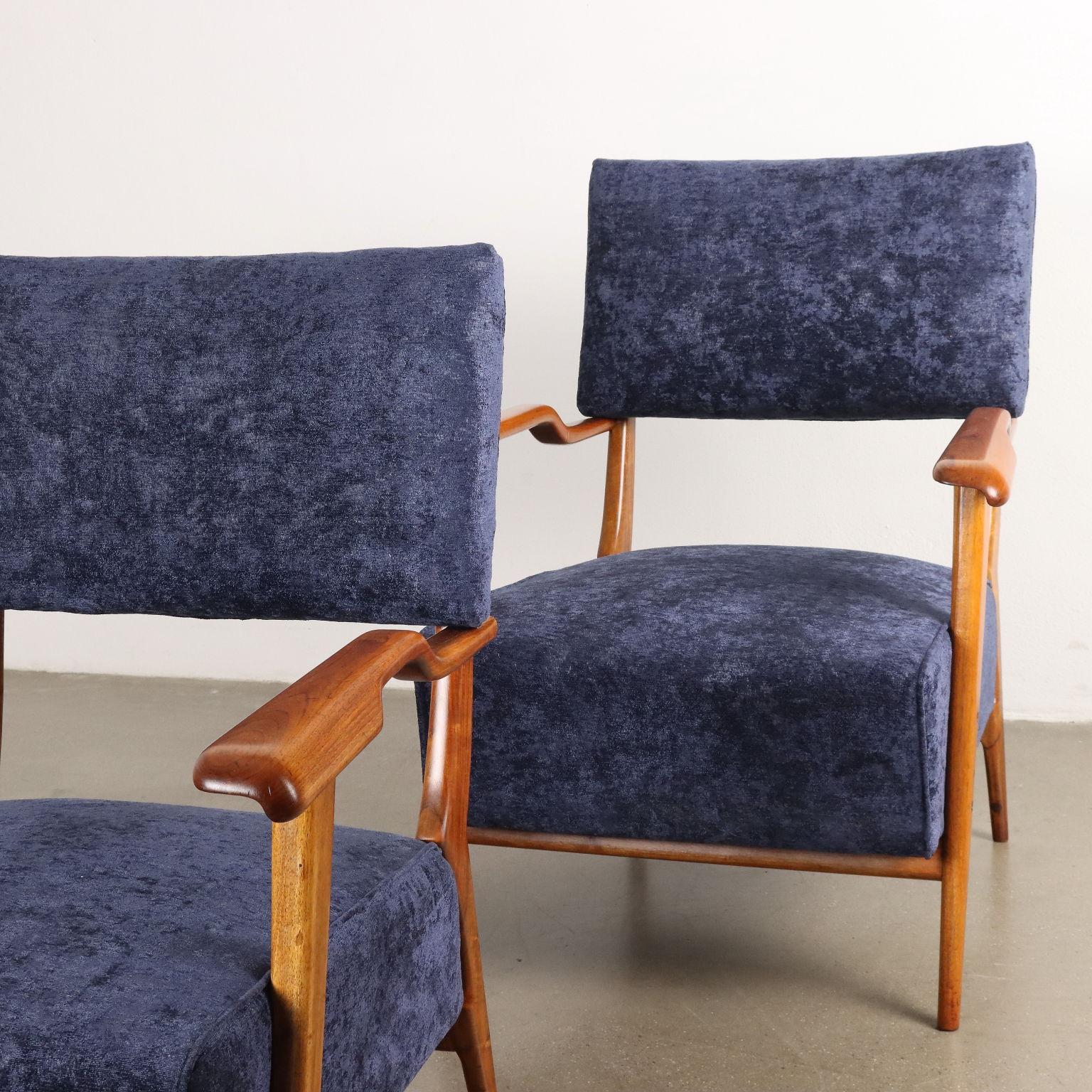Italian Pair of blue bellvet armchairs with wooden armrests 1950s For Sale