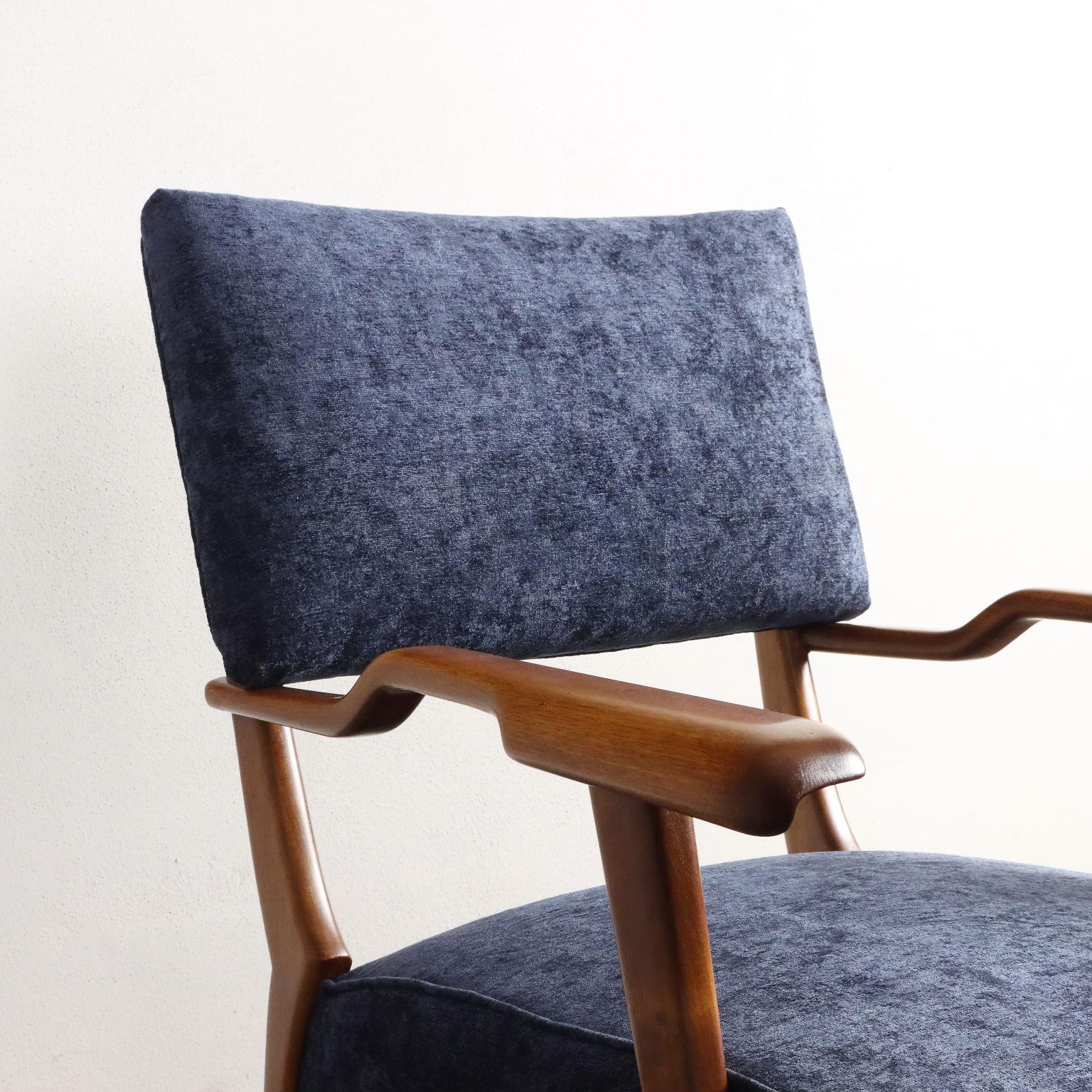 Pair of blue bellvet armchairs with wooden armrests 1950s In Excellent Condition For Sale In Milano, IT