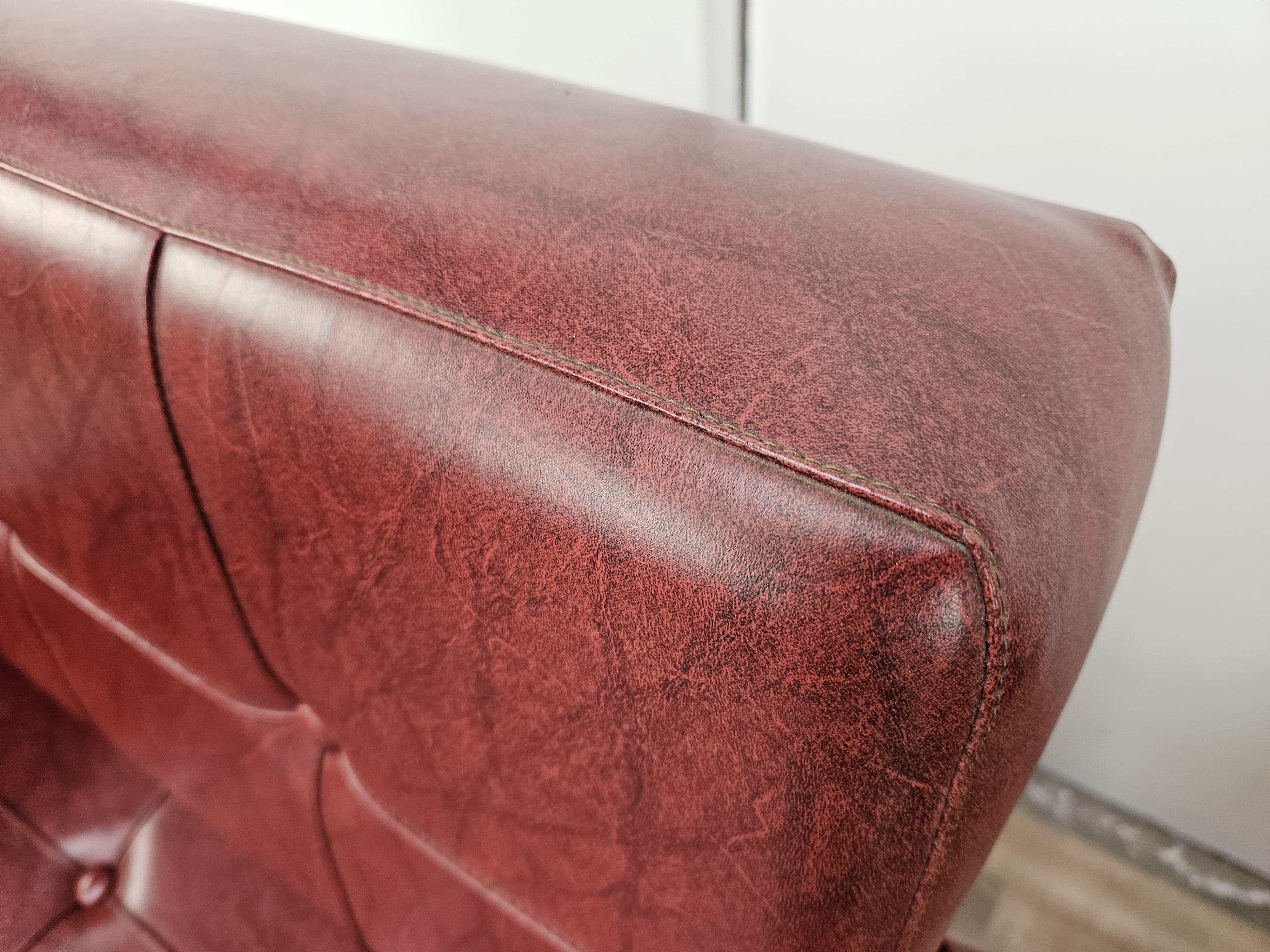 Paire de fauteuils italiens en fer et simili cuir des années 1960 en vente 3