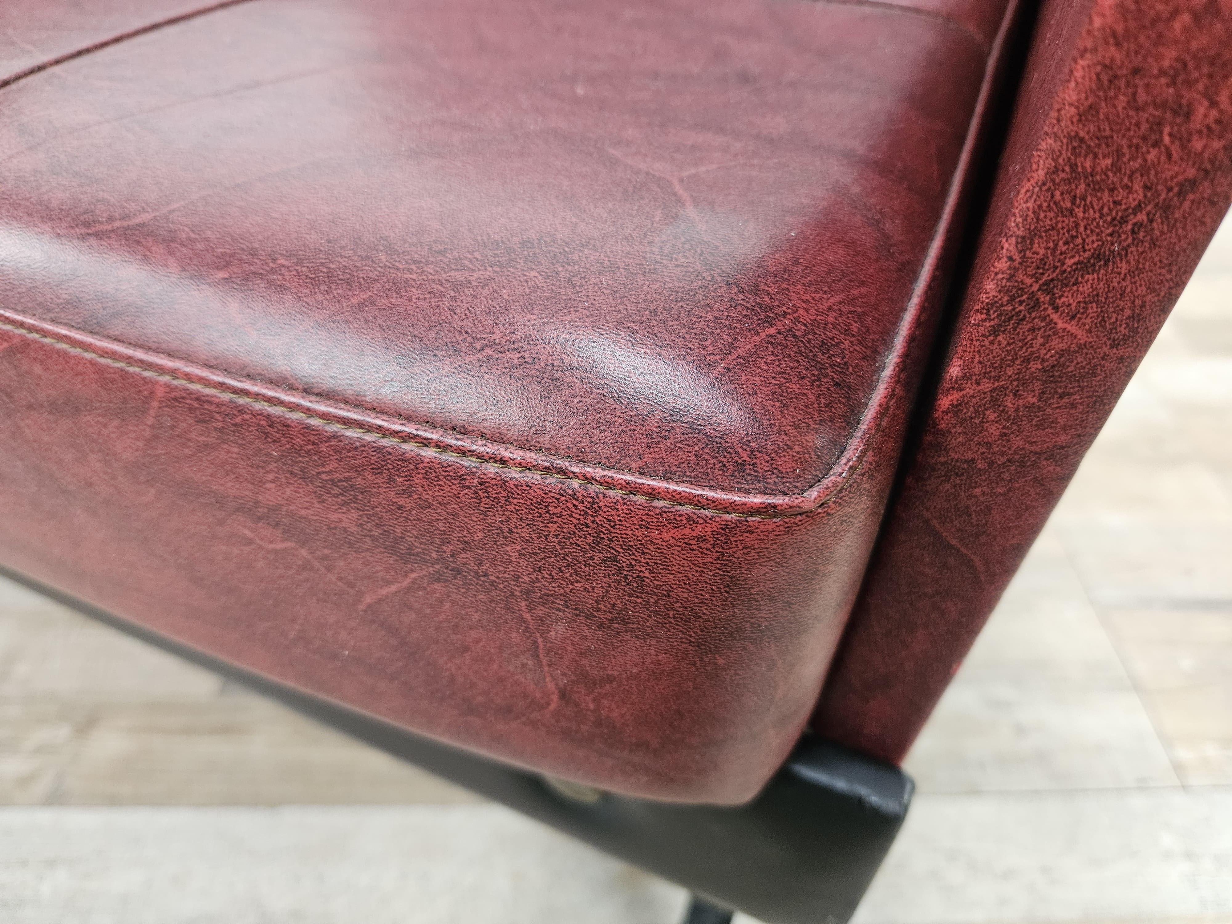 Paire de fauteuils italiens en fer et simili cuir des années 1960 en vente 7