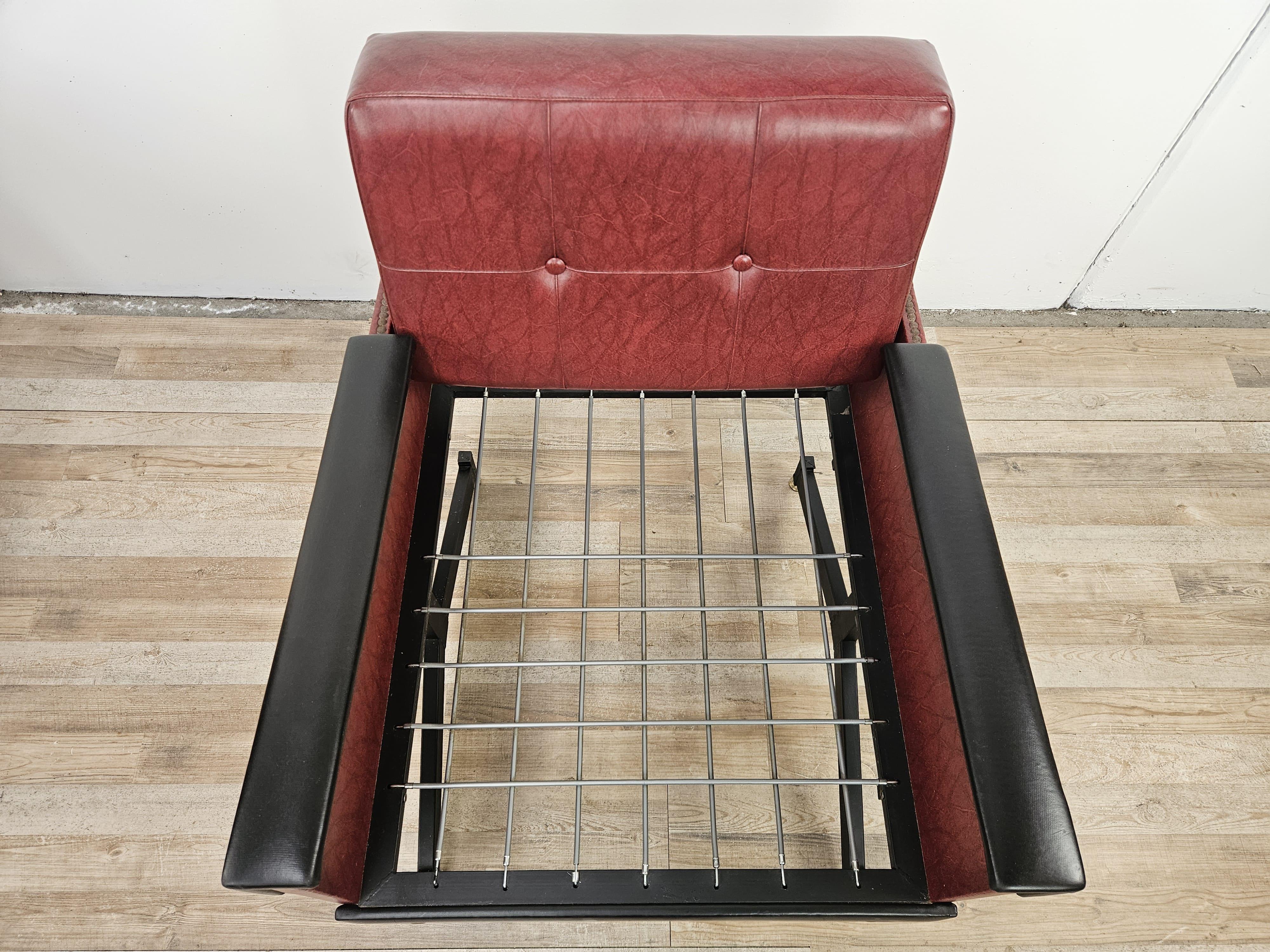 Paire de fauteuils italiens en fer et simili cuir des années 1960 en vente 8