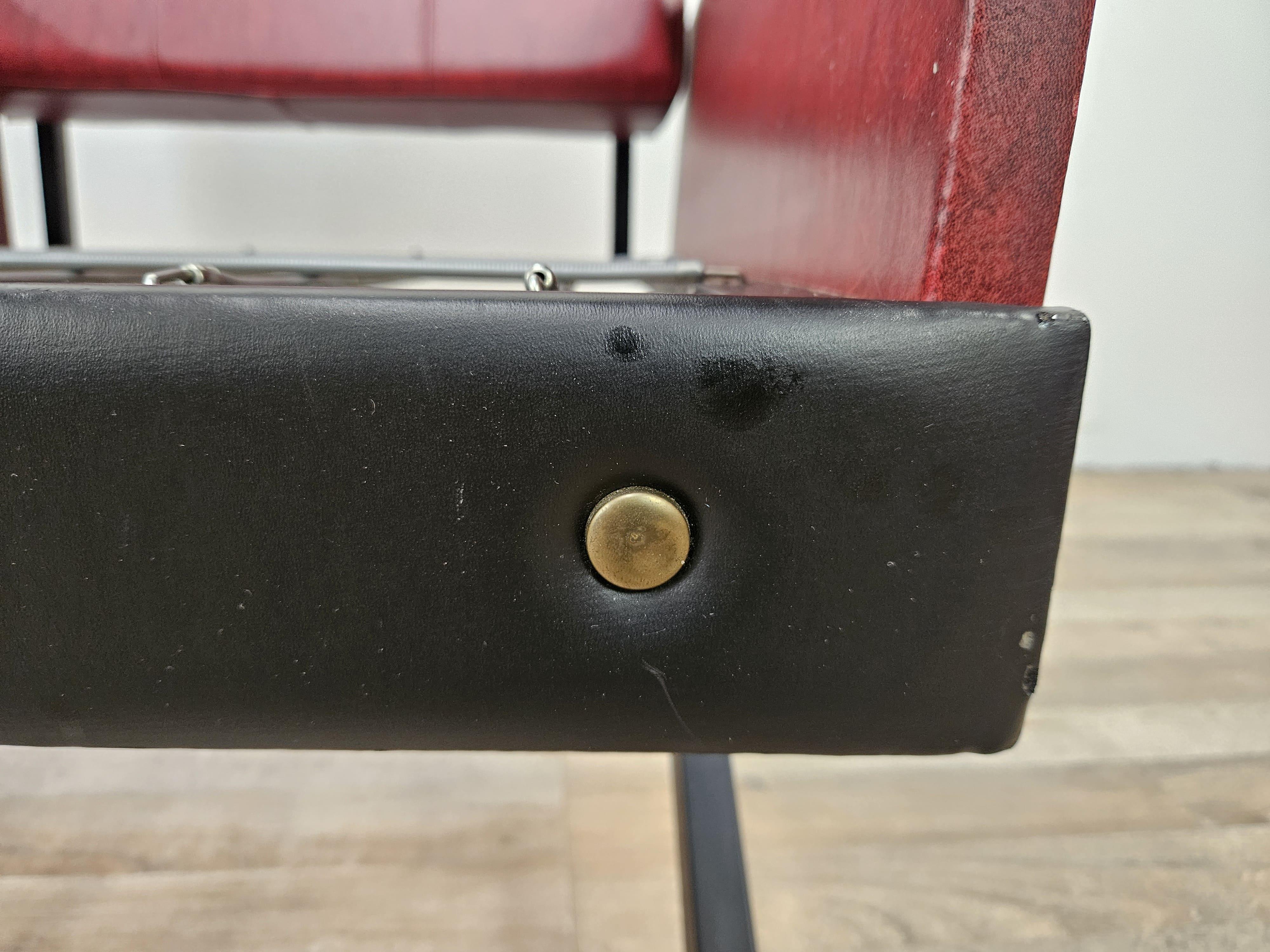 Paire de fauteuils italiens en fer et simili cuir des années 1960 en vente 9