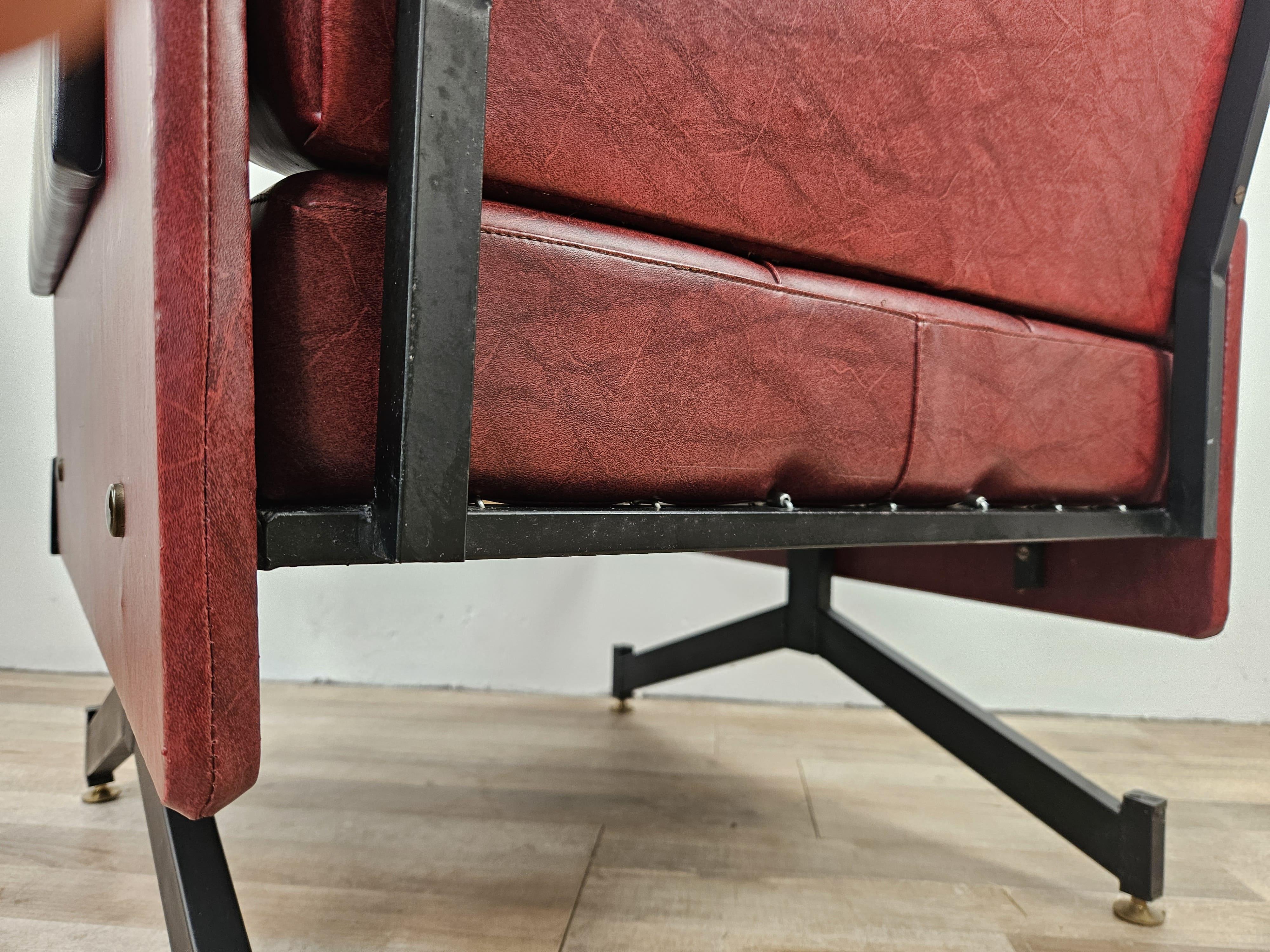 Paire de fauteuils italiens en fer et simili cuir des années 1960 en vente 12