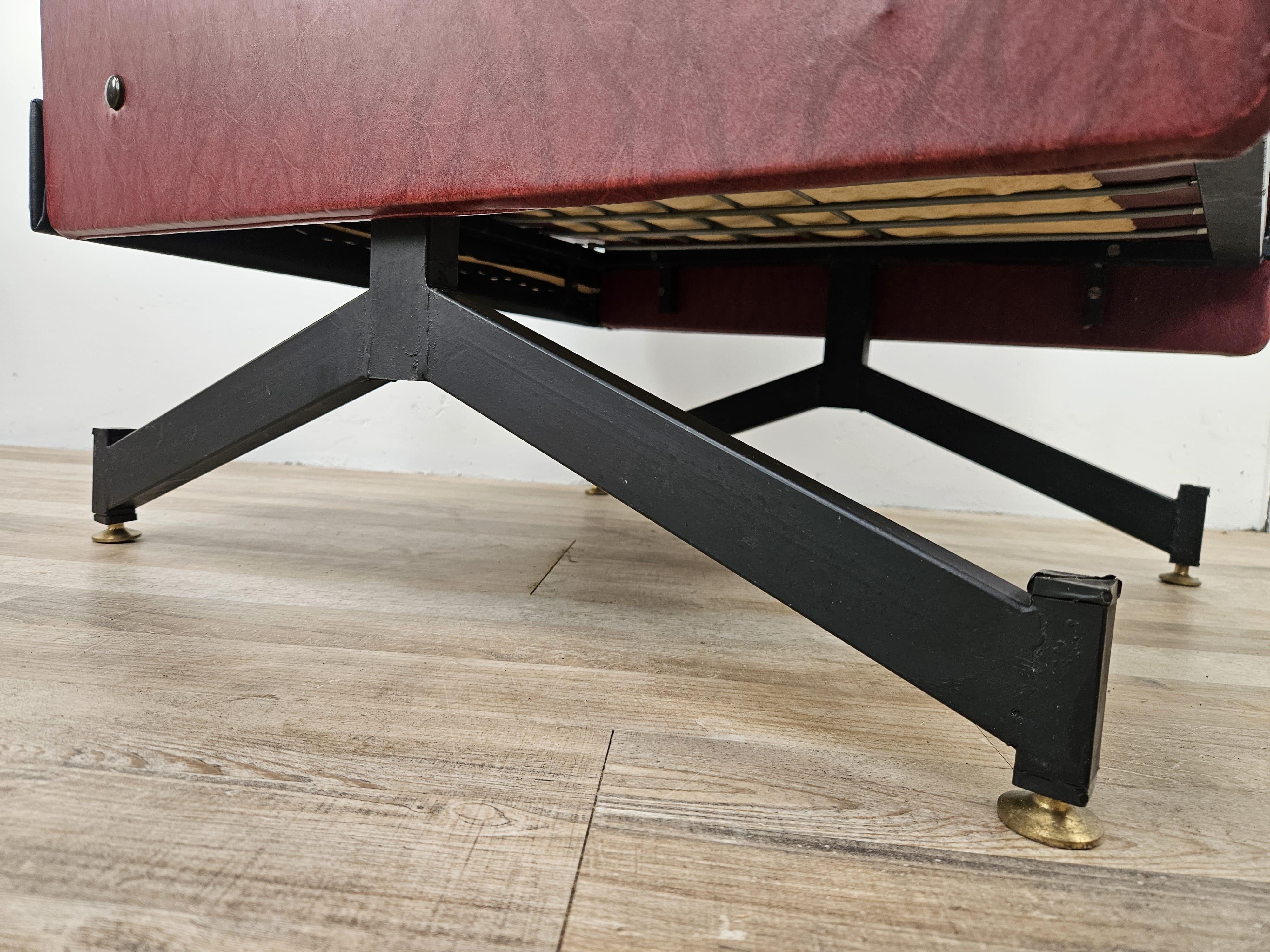Paire de fauteuils italiens en fer et simili cuir des années 1960 en vente 13
