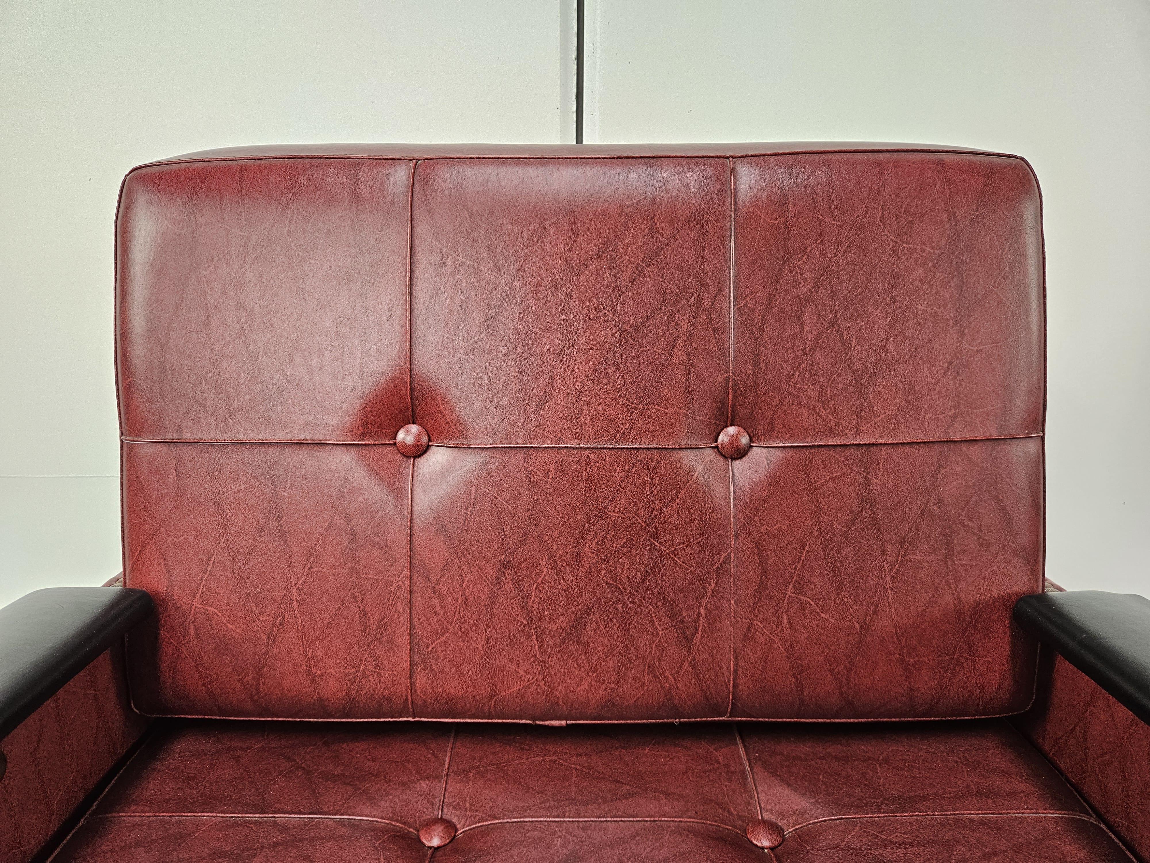 Mid-20th Century Paire de fauteuils italiens en fer et simili cuir des années 1960 en vente