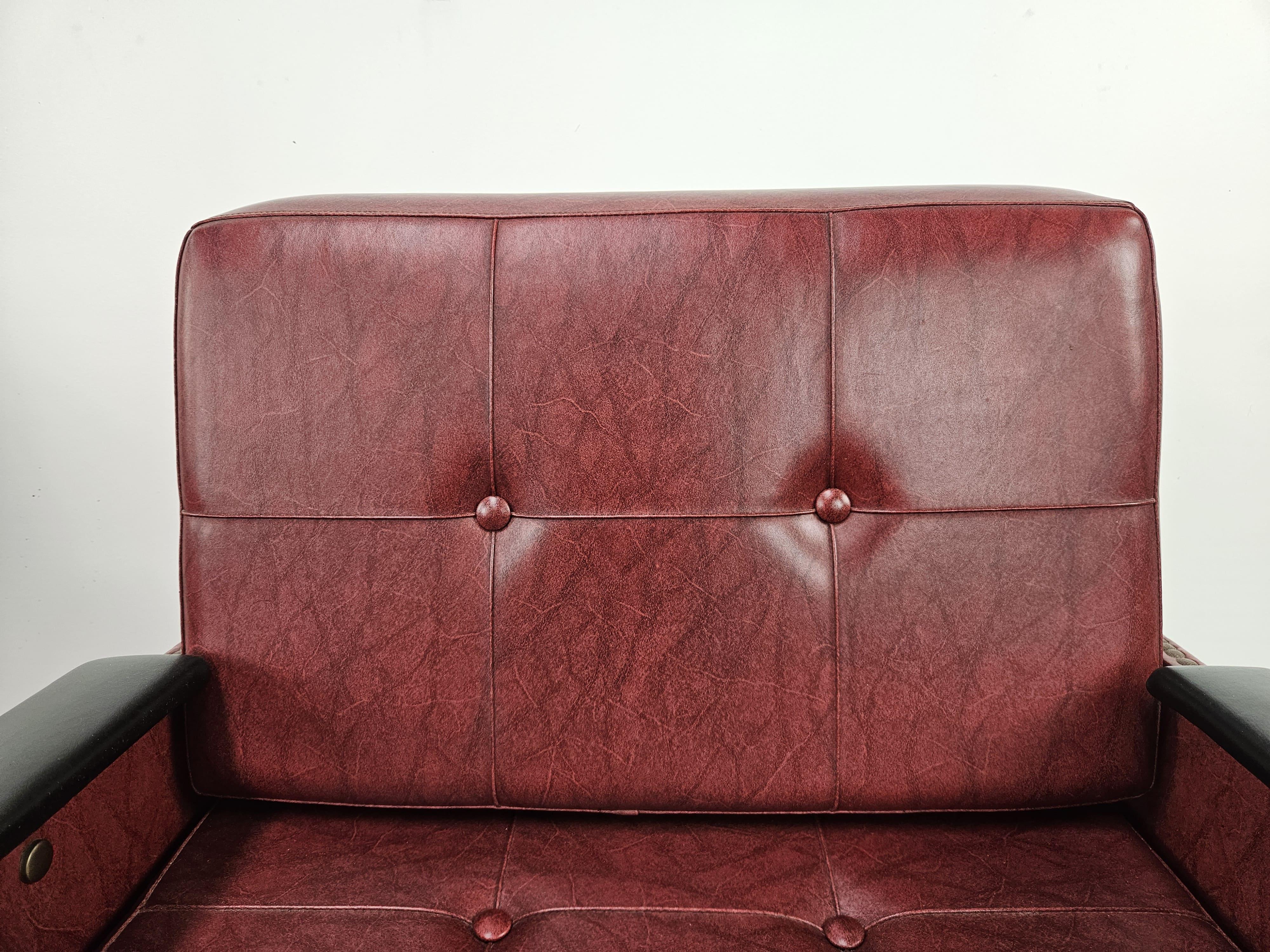 Cuir Paire de fauteuils italiens en fer et simili cuir des années 1960 en vente