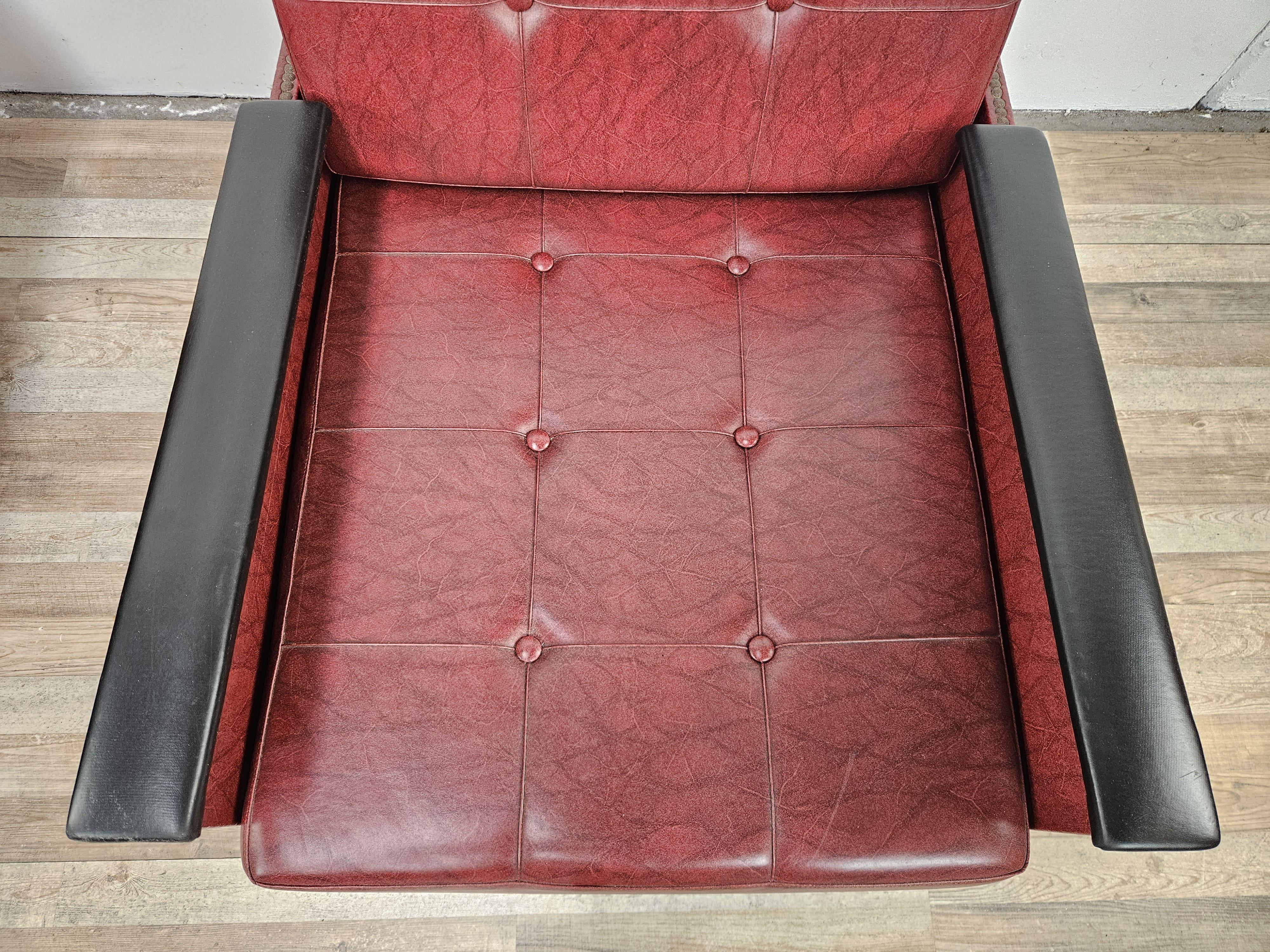Paire de fauteuils italiens en fer et simili cuir des années 1960 en vente 1