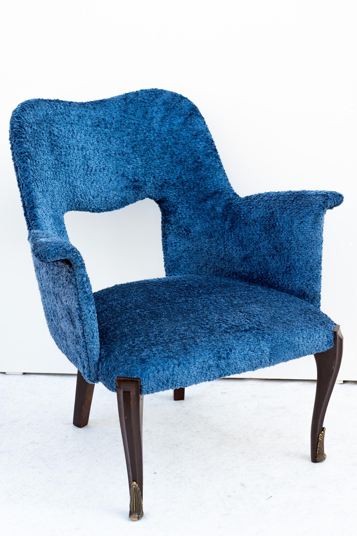 Coppia di poltrone in legno e bouclé, Anni '50.
Queste due fantastiche poltrone sono state realizzate negli Anni' 50. 
Il rivestimento è in bouclé nuovo adagiato su una struttura in legno con eleganti piedini in bronzo. Questo set è perfetto per un