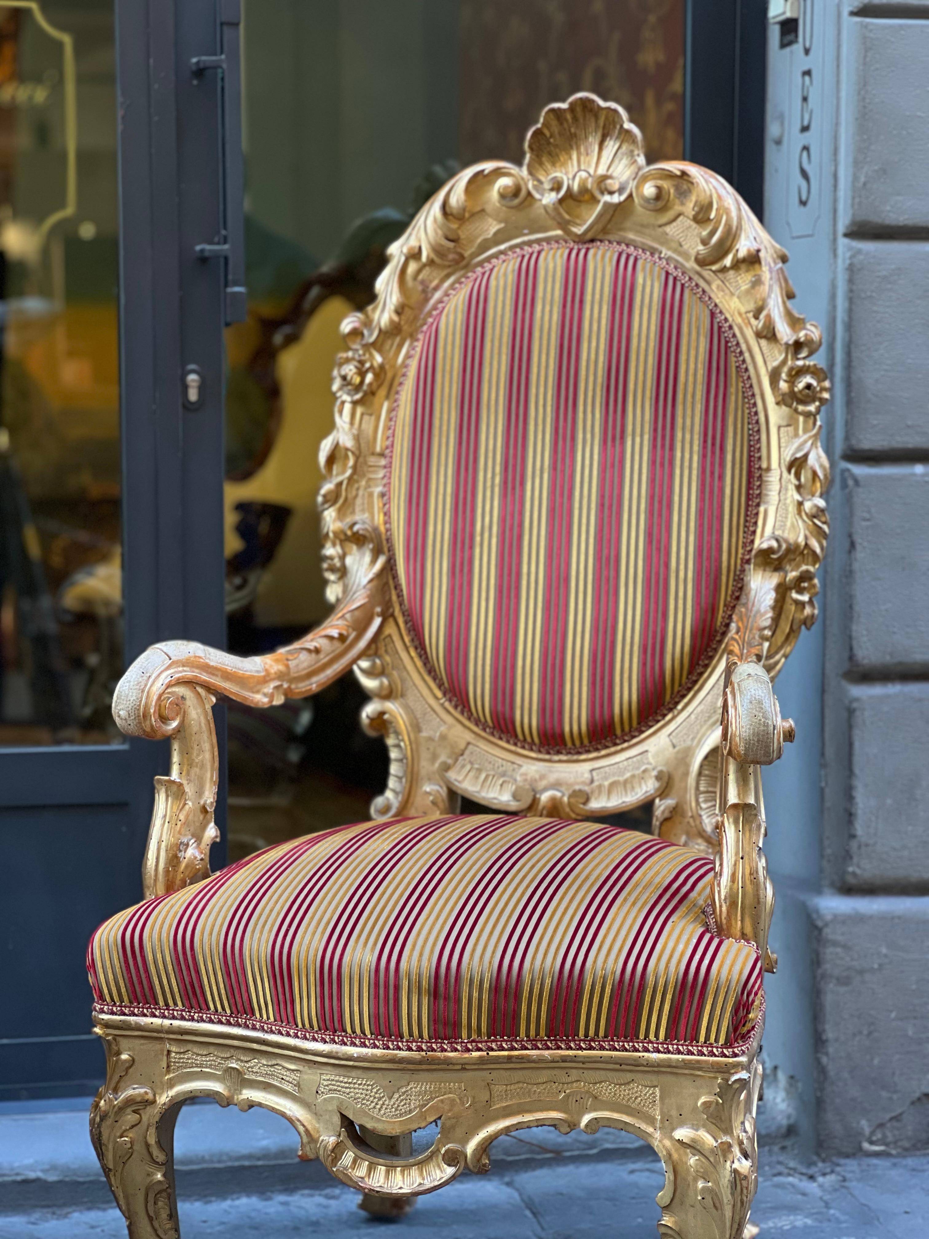 Bedeutendes Paar geschnitzter und vergoldeter Holzsessel, Rom, 19. Jahrhundert.

Die Qualität der Schnitzerei, die Vergoldung und vor allem bestimmte stilistische Merkmale lassen vermuten, dass dieses Sesselpaar für eine kirchliche Einrichtung