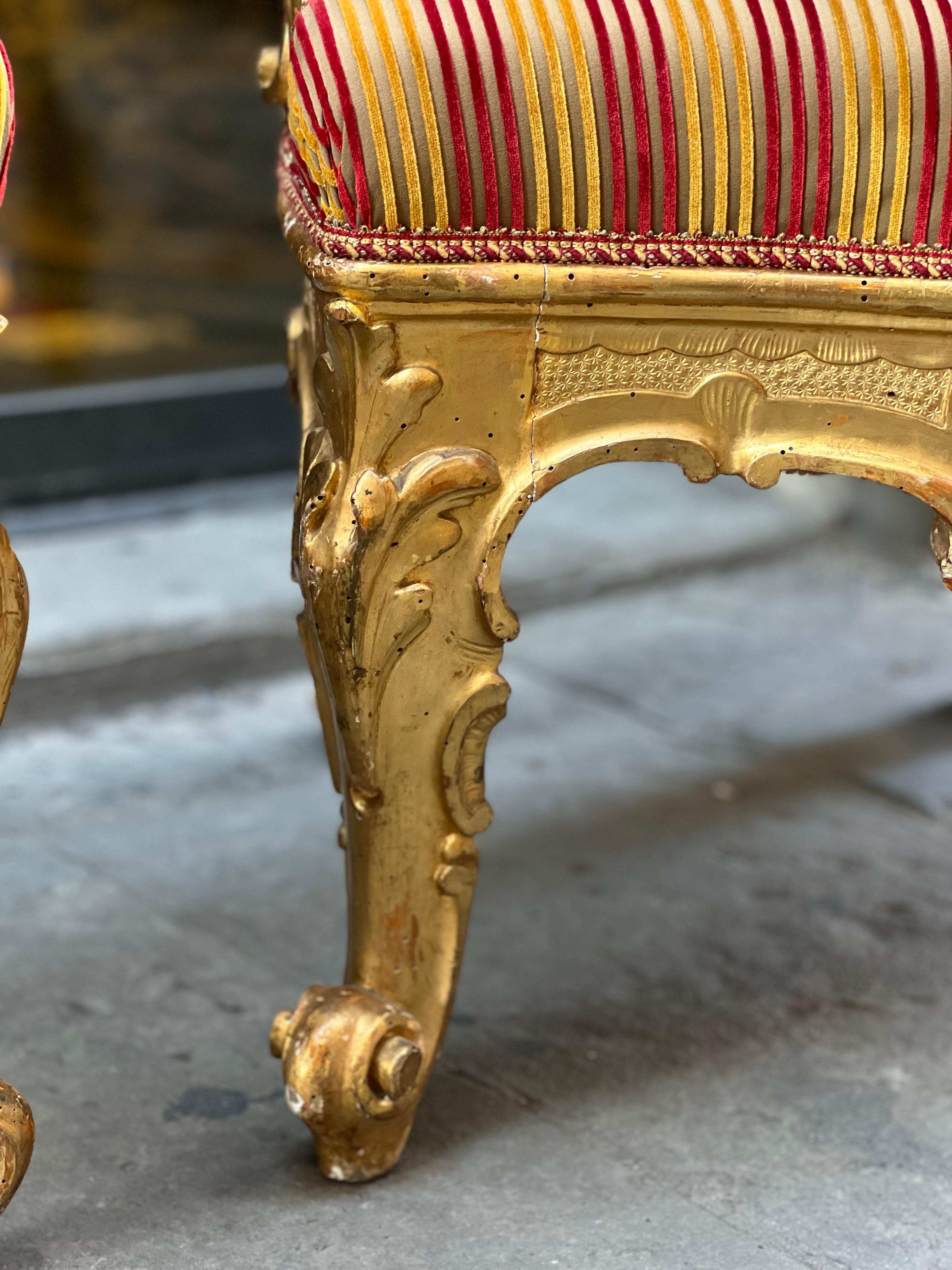 Pair of carved and gilded wooden armchairs, Rome, 19th century In Good Condition For Sale In Firenze, IT