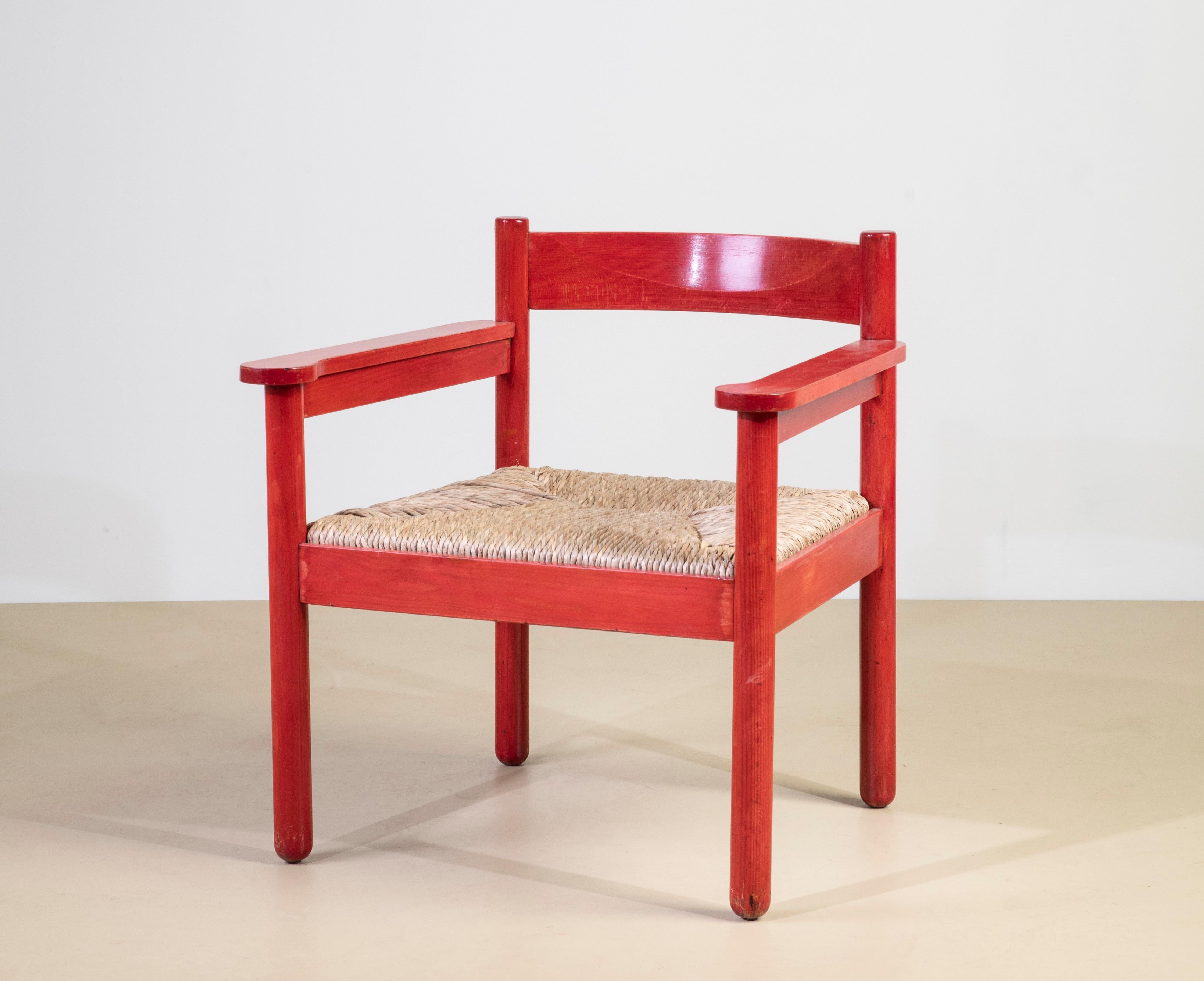 Besonderes Sesselpaar mit schwarz lackiertem Massivholzrahmen, gedrechselten Beinen und abgeschrägter Rückenlehne für ergonomisches Sitzen. Der abnehmbare Sitz ist aus originalem Stroh gefertigt. Der Entwurf stammt von Vico Magistretti.
