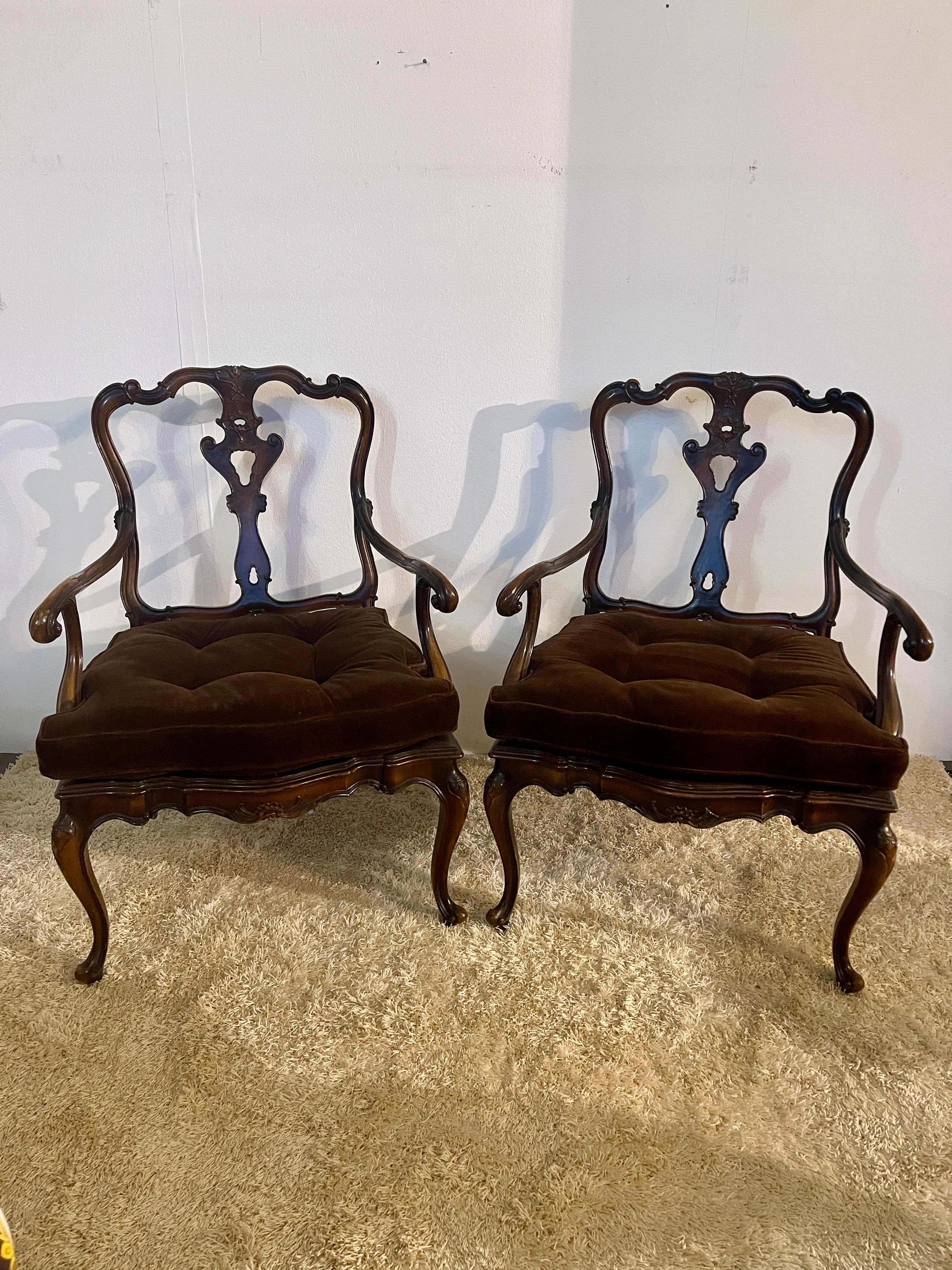 Italian Paire de fauteuils en noyer de Vénétie du XIXe siècle en vente