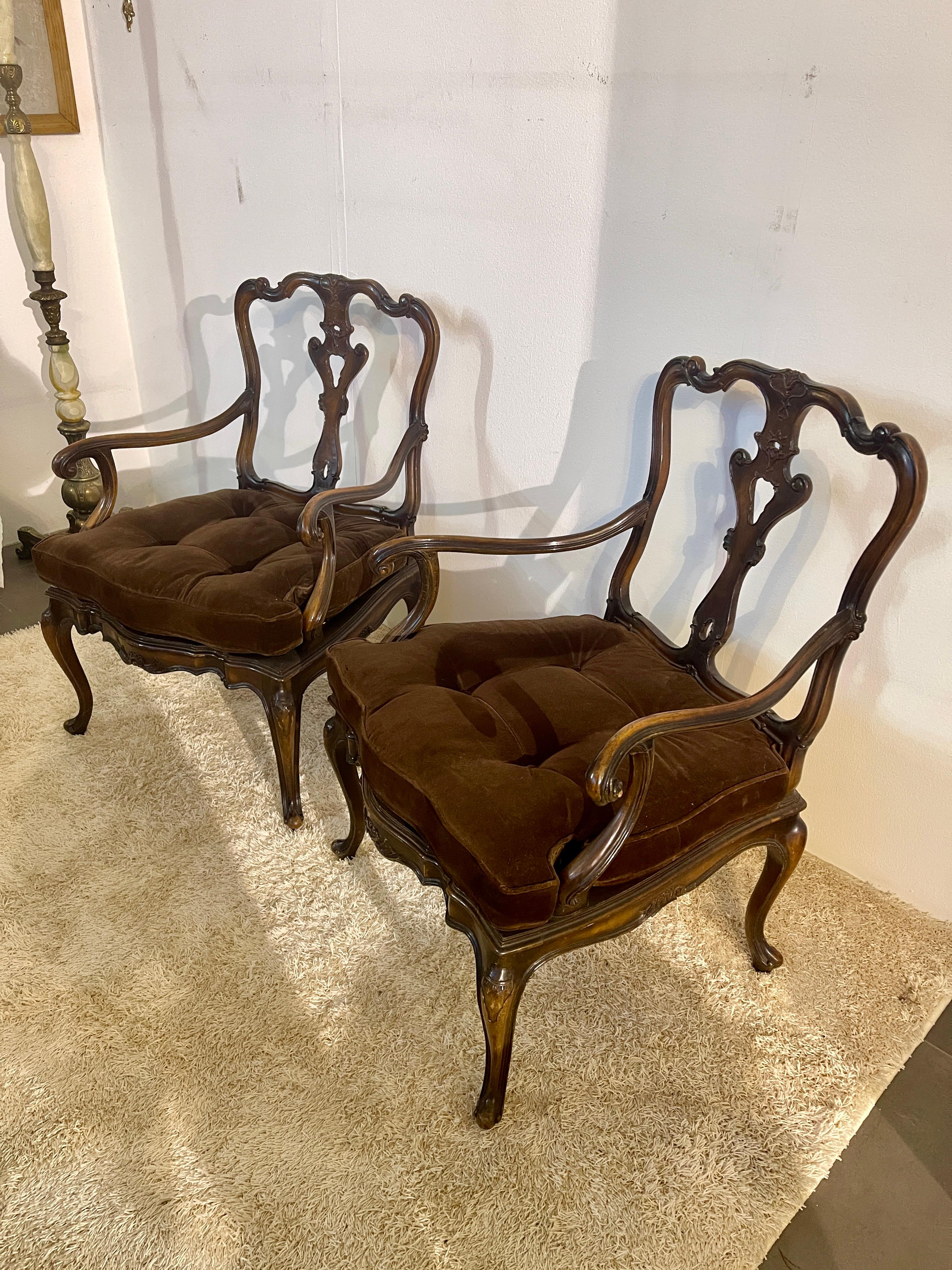 Paire de fauteuils en noyer de Vénétie du XIXe siècle en vente 1