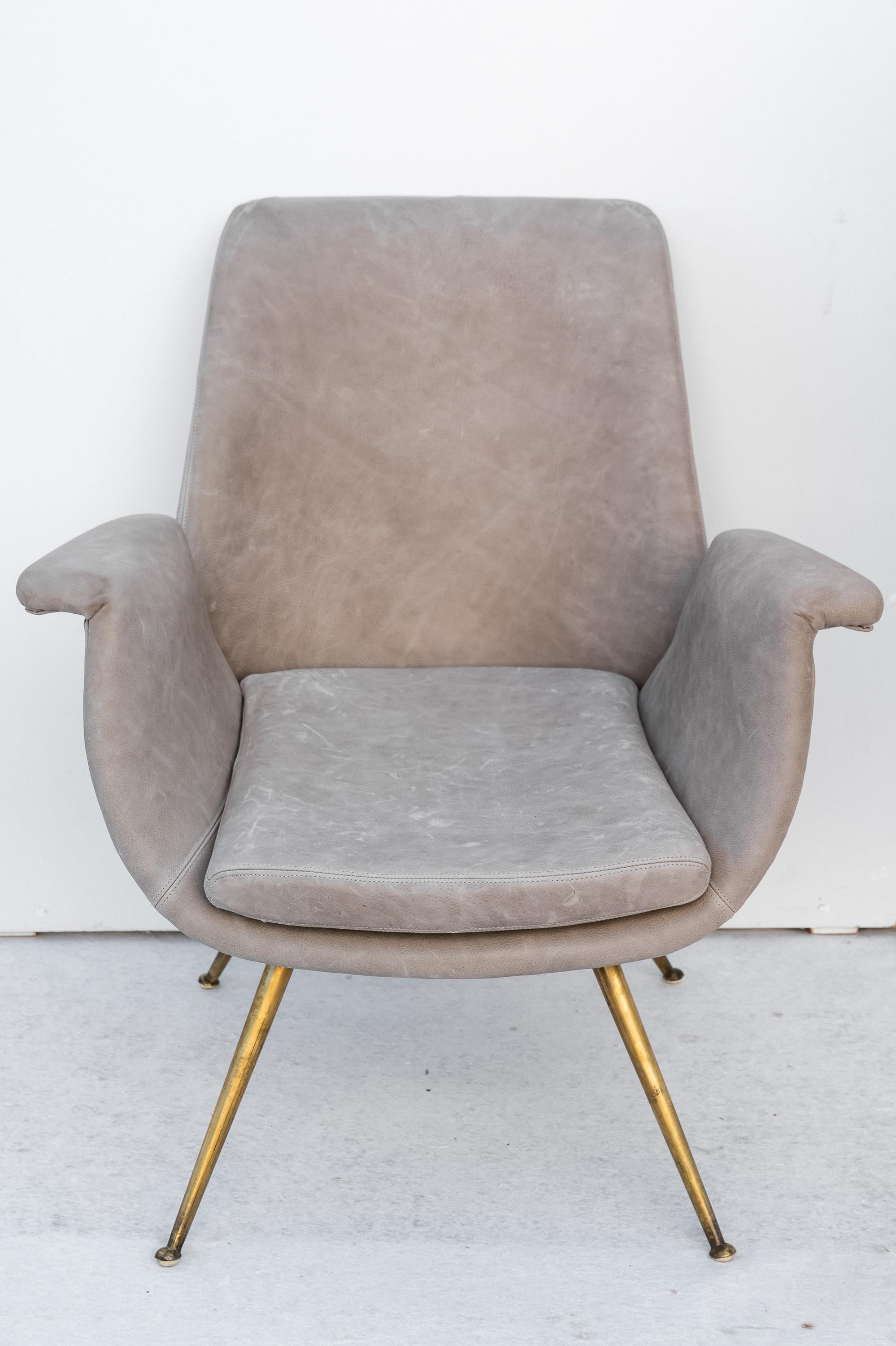Coppia di Poltrone in pelle Gastoni e Rinaldi RIMA, Anni '50. 
Particolare Coppia di Poltrone disegnate da Gastoni e Rinaldi. Sono state ritappezzate in pelle di Alta Qualità colore grigio, mentre le quattro gambine sono in ottone. Le condizioni