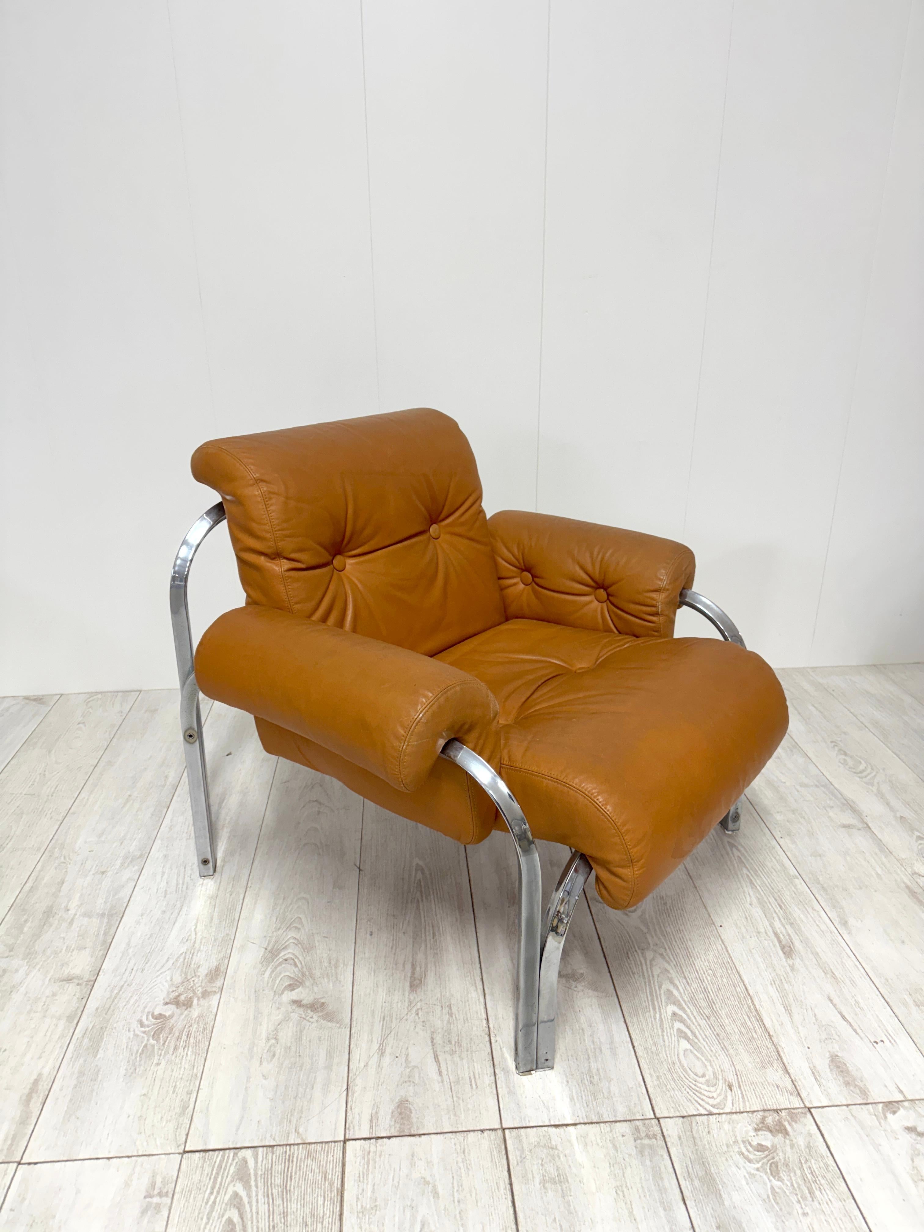 Coppia di poltrone prodotte in Italia, anni '70
Struttura in acciaio, seduta, bracciale e schienale imbottiti rivestiti in pelle color cognac
Buone condizioni generali, piccoli segni dovuti all'uso sulla struttura in acciaio.