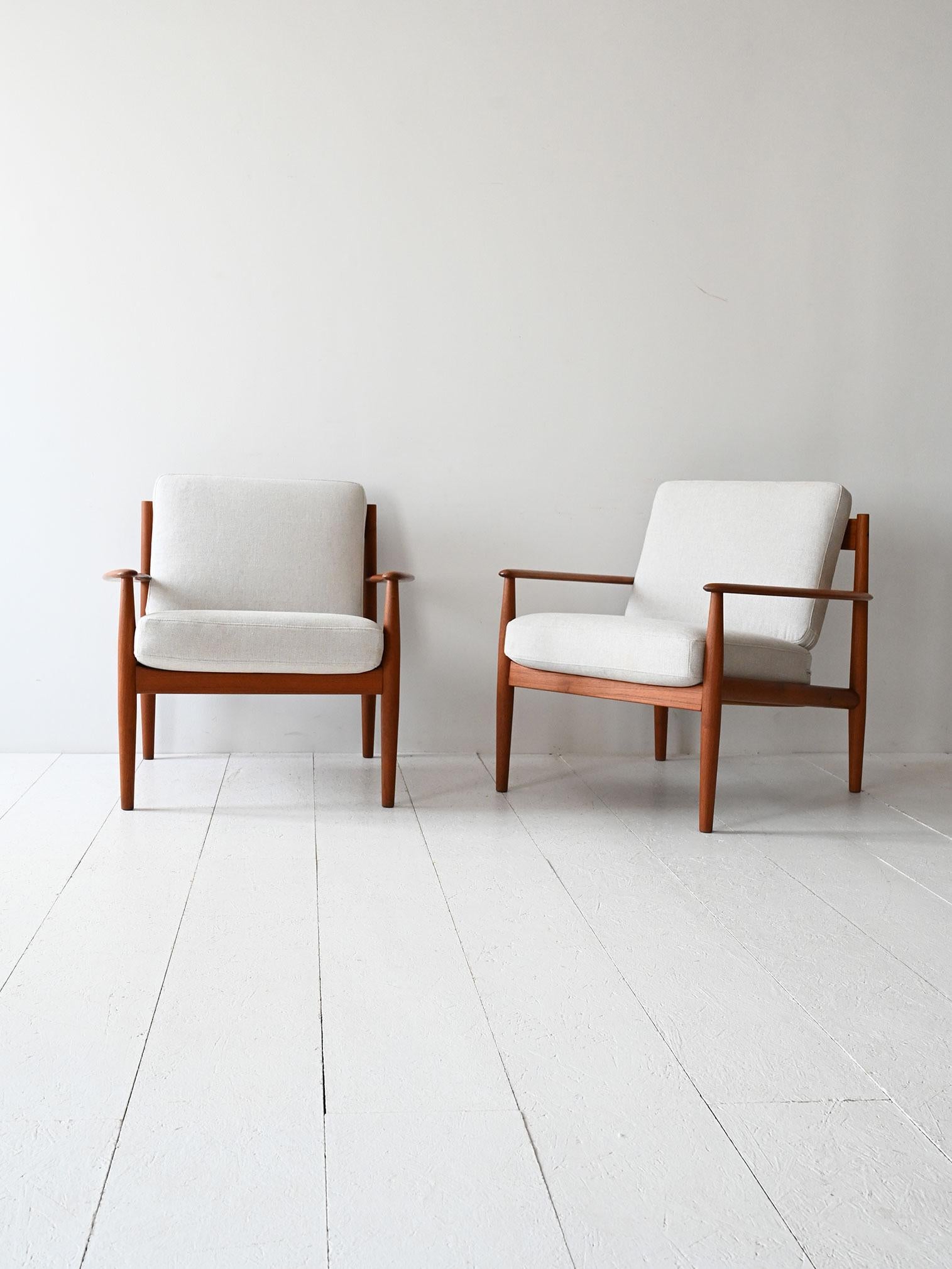 Poltrone danesi disegnate da Grete Jalk. Cuscini rifatti, sfoderabili e rivestiti in tessuto beige.

Coppia di poltrone in teak disegnate da Grete Jalk per France & Daverkosen, Danimarca, anni ’60. Struttura in teak massello con linea pulita,