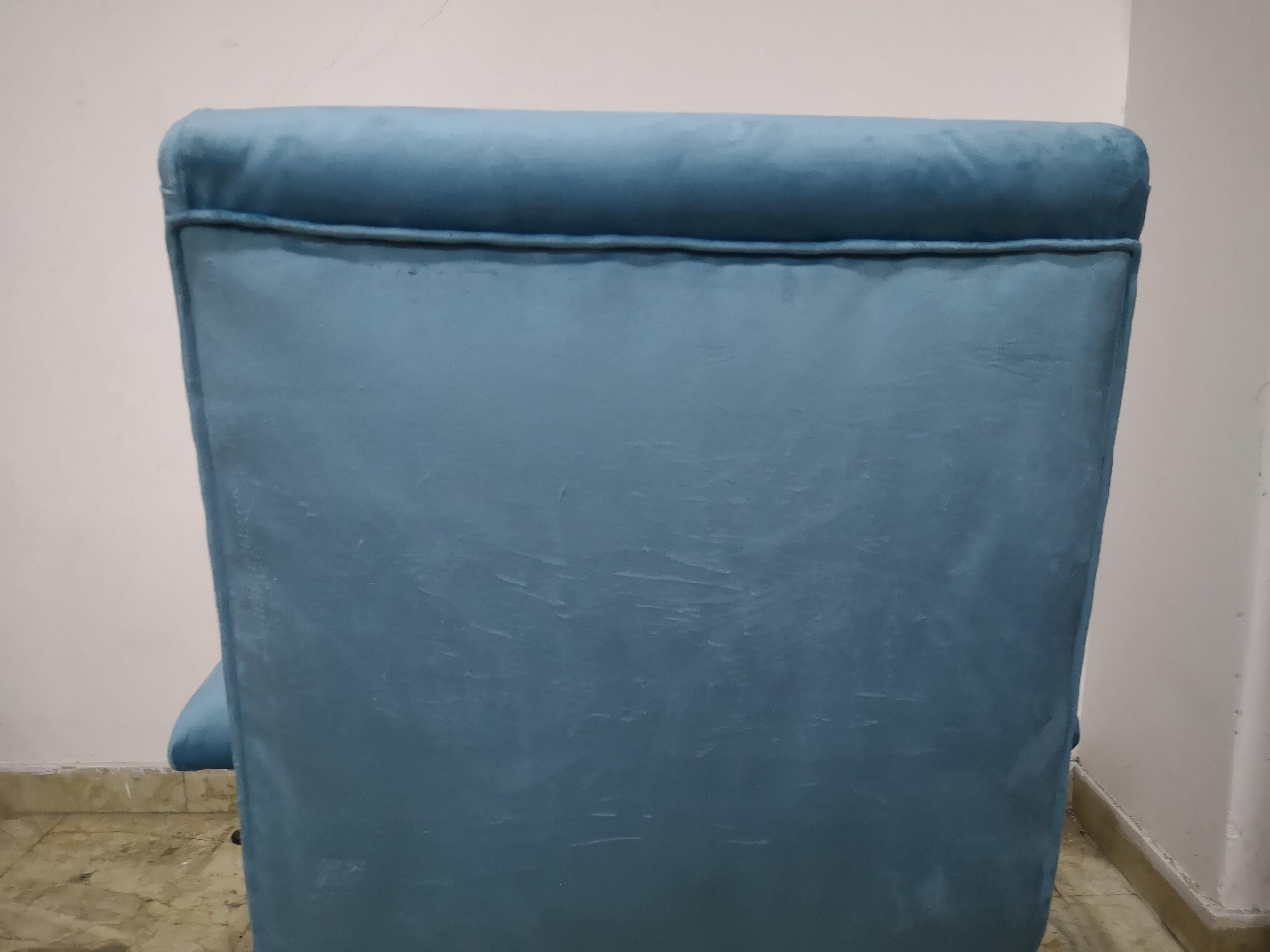 Pair of light blue velvet recliner armchairs, iron frame, 1970s For Sale 4