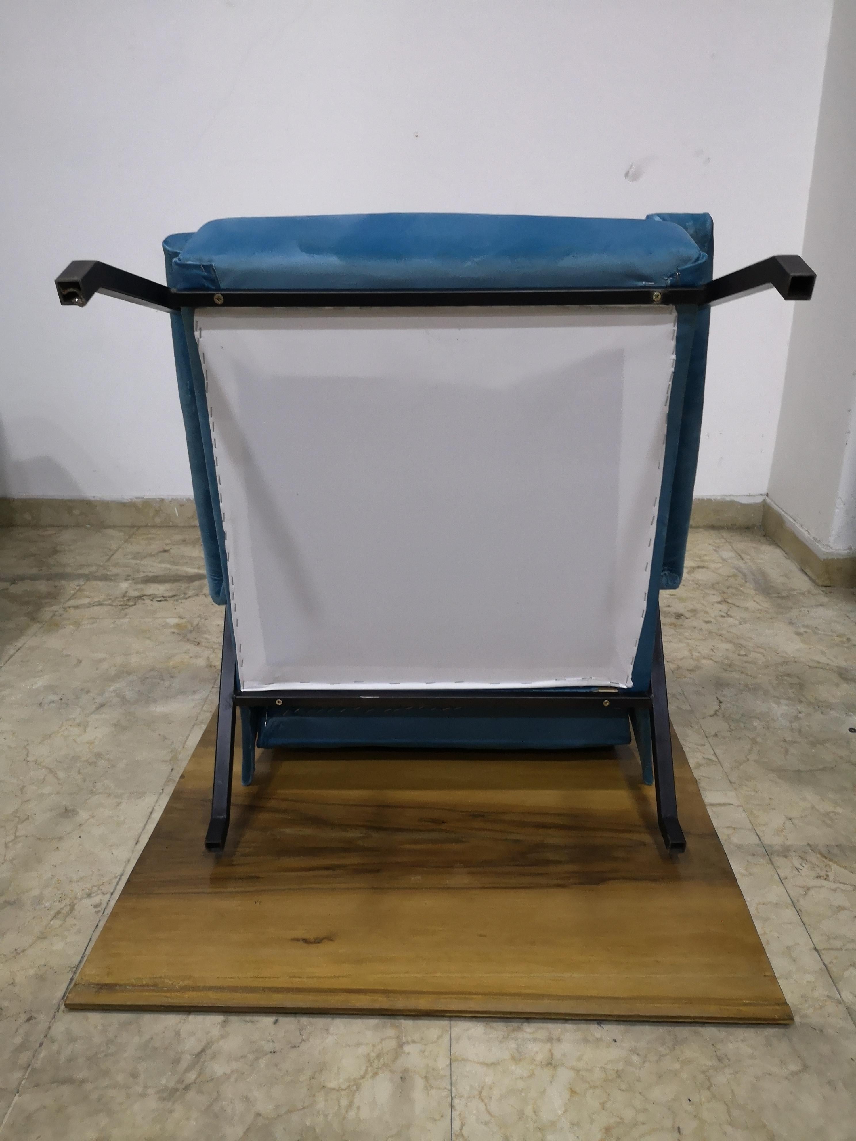 Pair of light blue velvet recliner armchairs, iron frame, 1970s For Sale 7