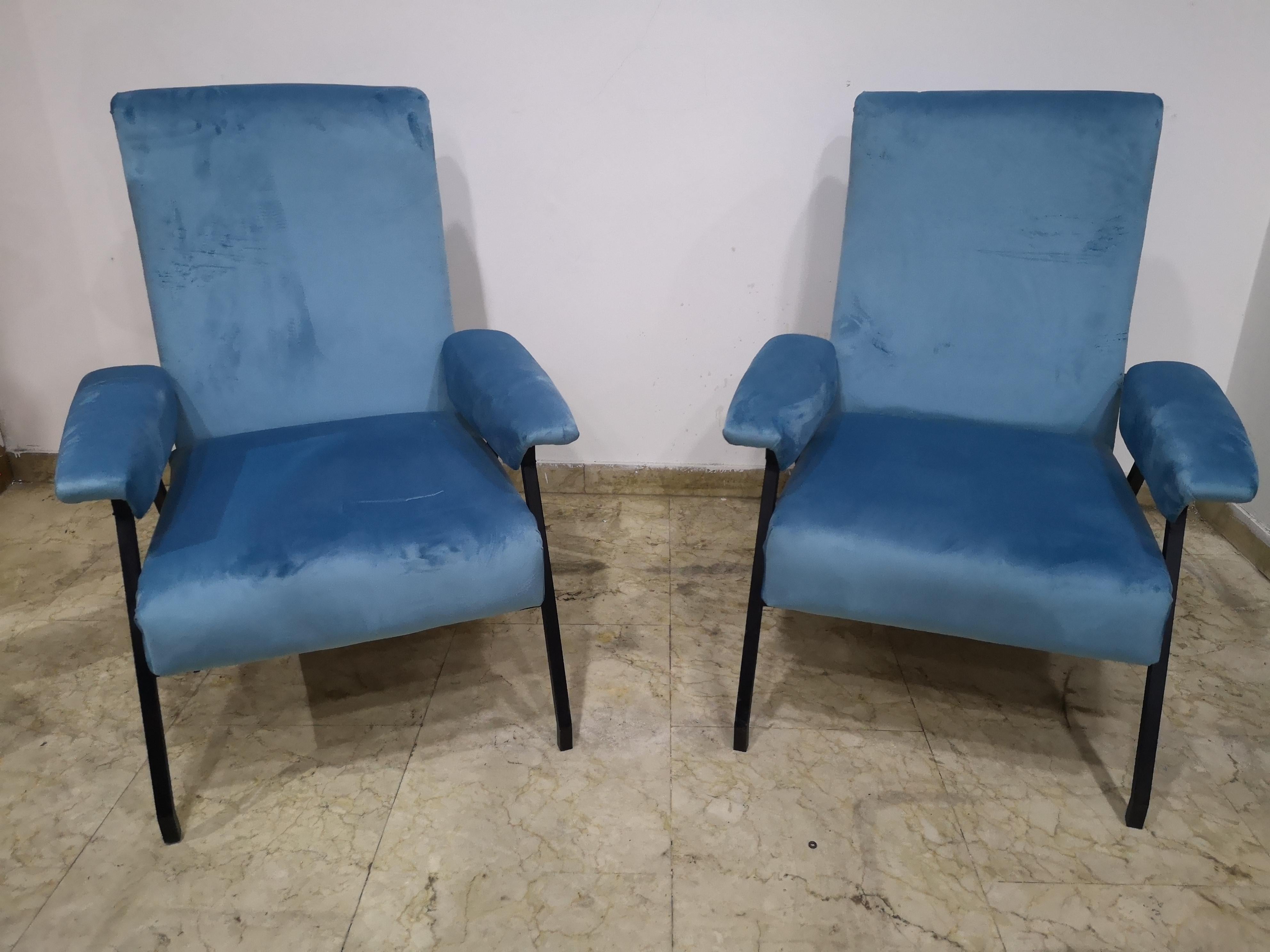 Pair of 1970s armchairs of Italian design, in perfect condition. The armchairs have iron frames and are reclining. They were restored in blue velvet.