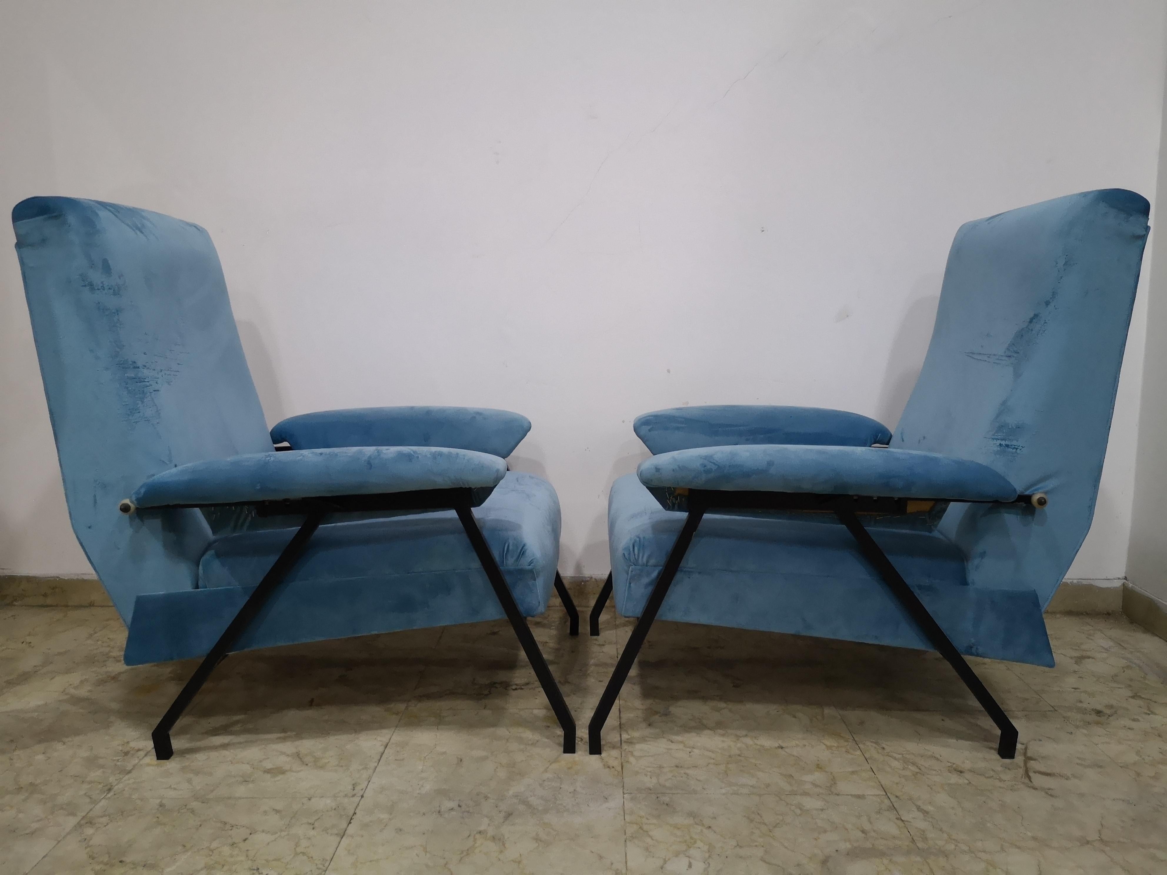 20th Century Pair of light blue velvet recliner armchairs, iron frame, 1970s For Sale