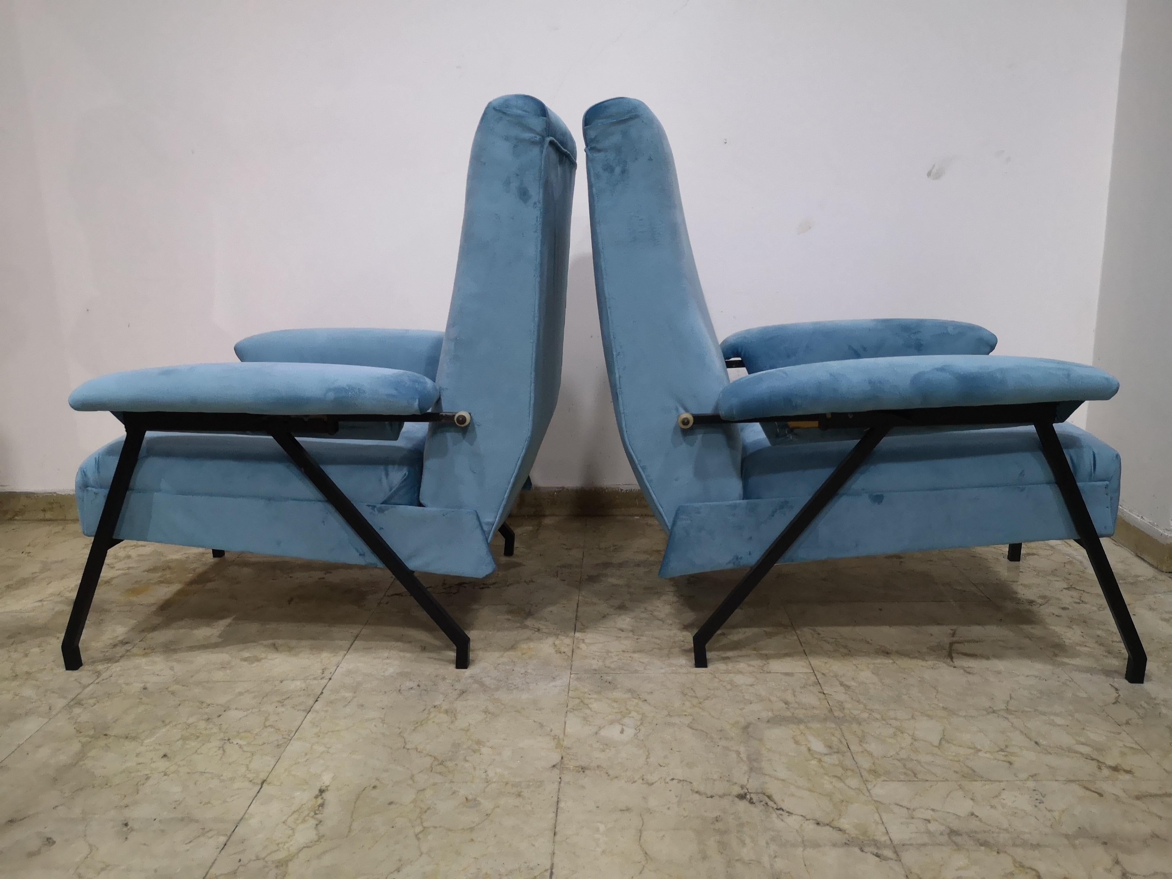 Velvet Pair of light blue velvet recliner armchairs, iron frame, 1970s For Sale