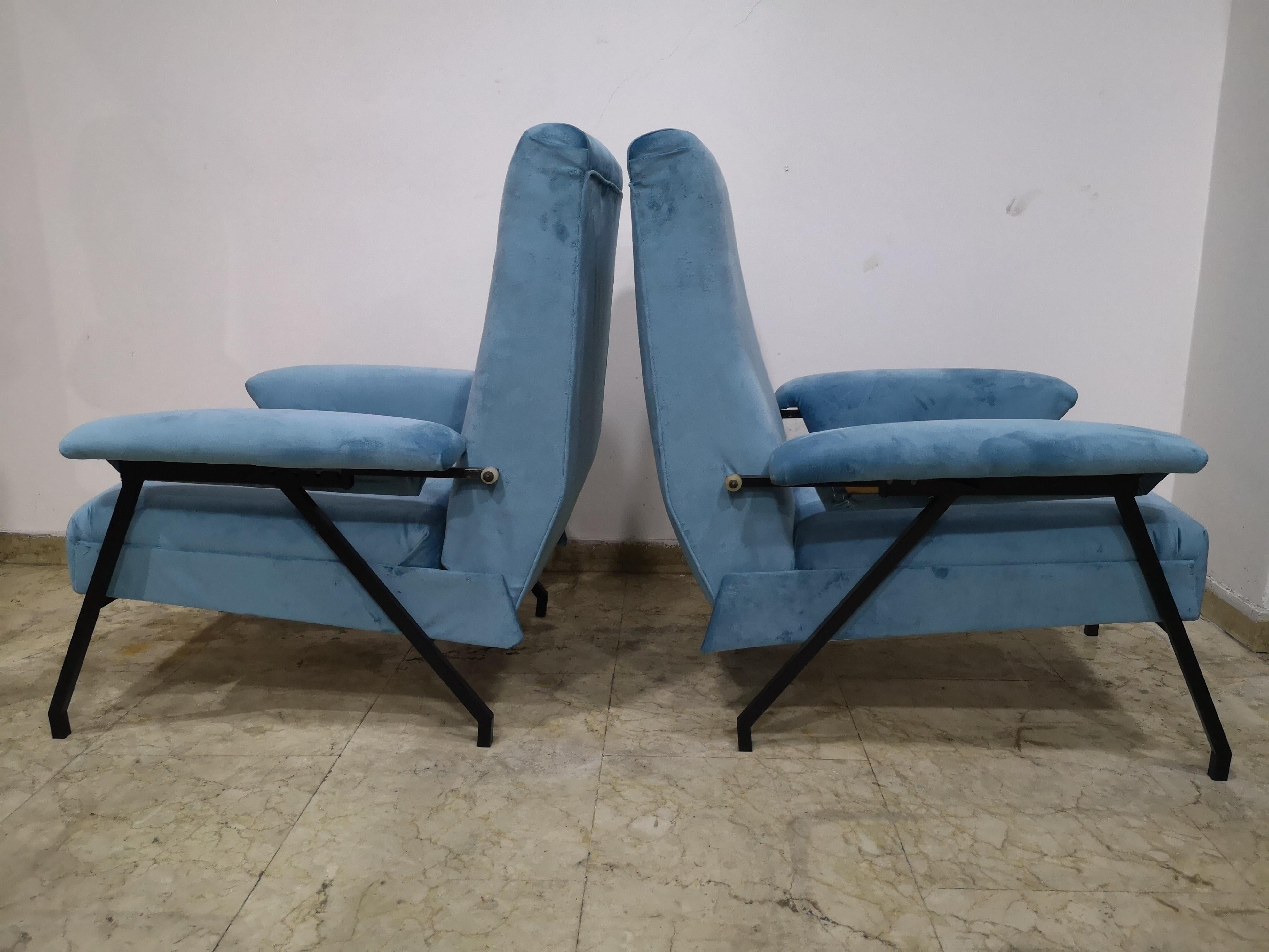 Pair of light blue velvet recliner armchairs, iron frame, 1970s For Sale 1