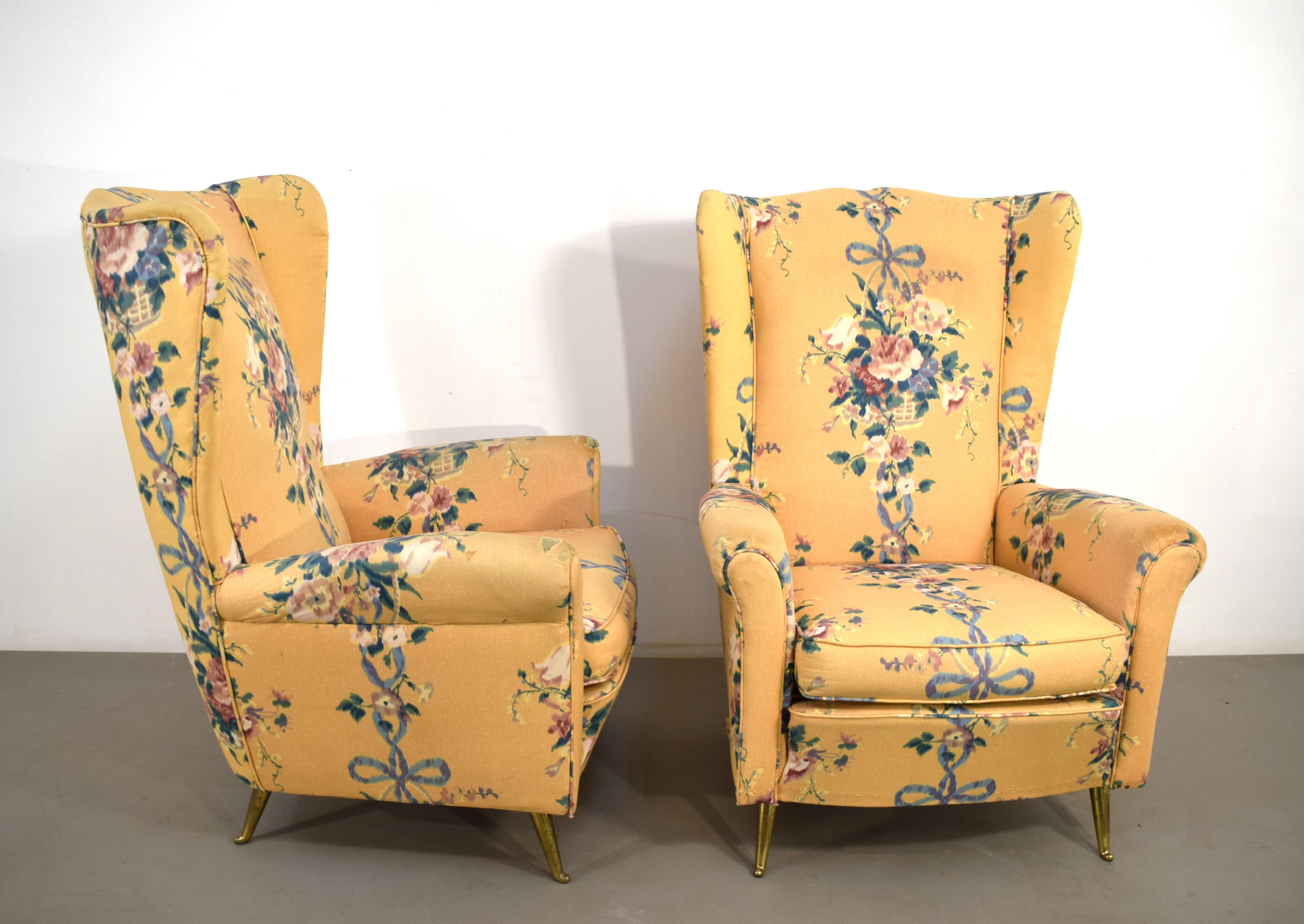 Clásica pareja de sillones fabricados por ISA, Italia, hacia 1950.
Bonita y decorativa pareja de sillones de ISA, tela floral con fondo amarillo y las clásicas patas de latón del fabricante.
Buen estado, estructura y tapicería en excelente estado de