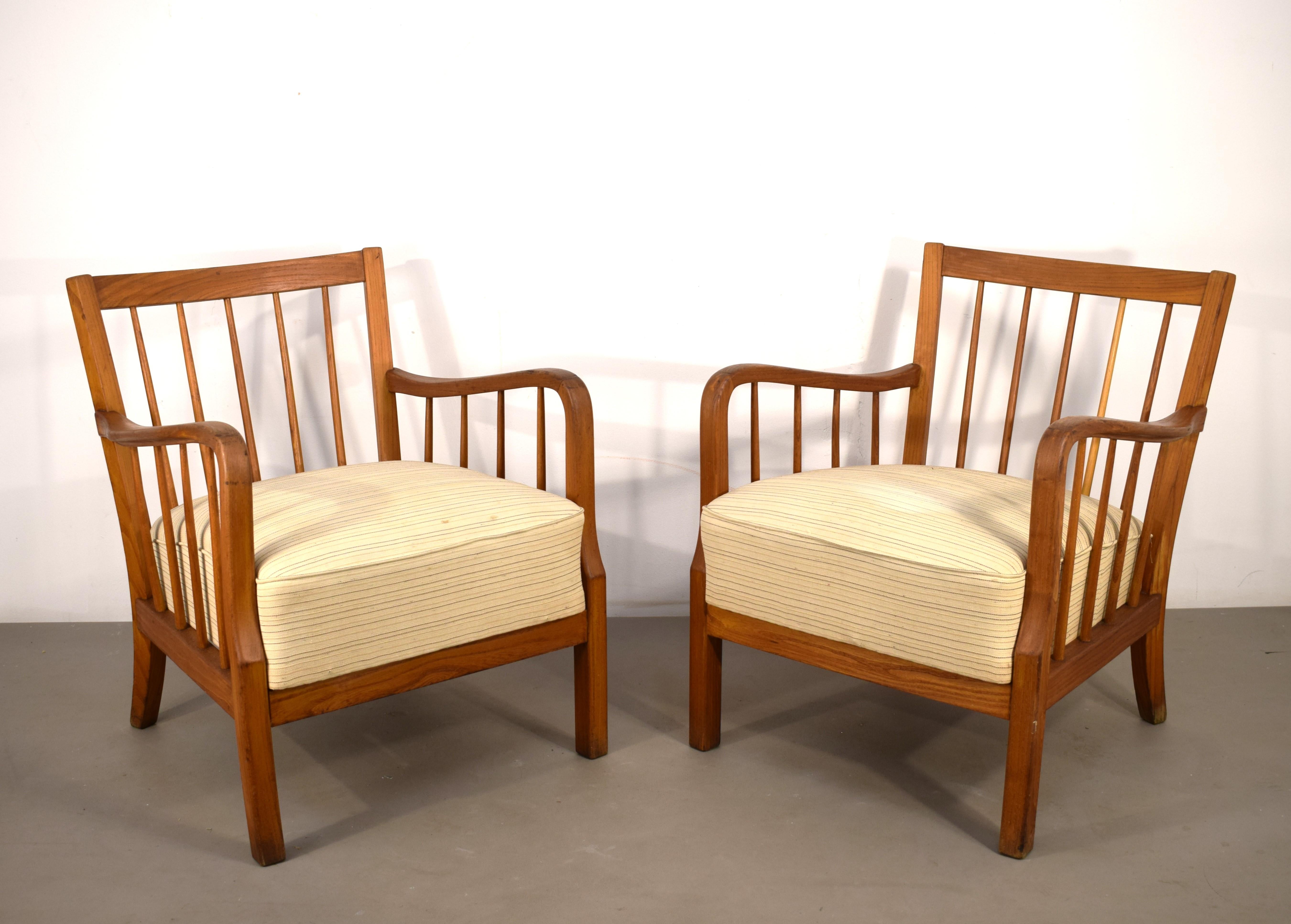 Paire de fauteuils fabriqués en Italie vers les années 1940.
Très bon état structurel, le tissu des coussins doit être retapissé en raison de l'usure normale du temps, voir les photos.
Dimensions : H= 75 cm ; L= 63 cm ; P= 73 cm ; assise H = 47 cm :