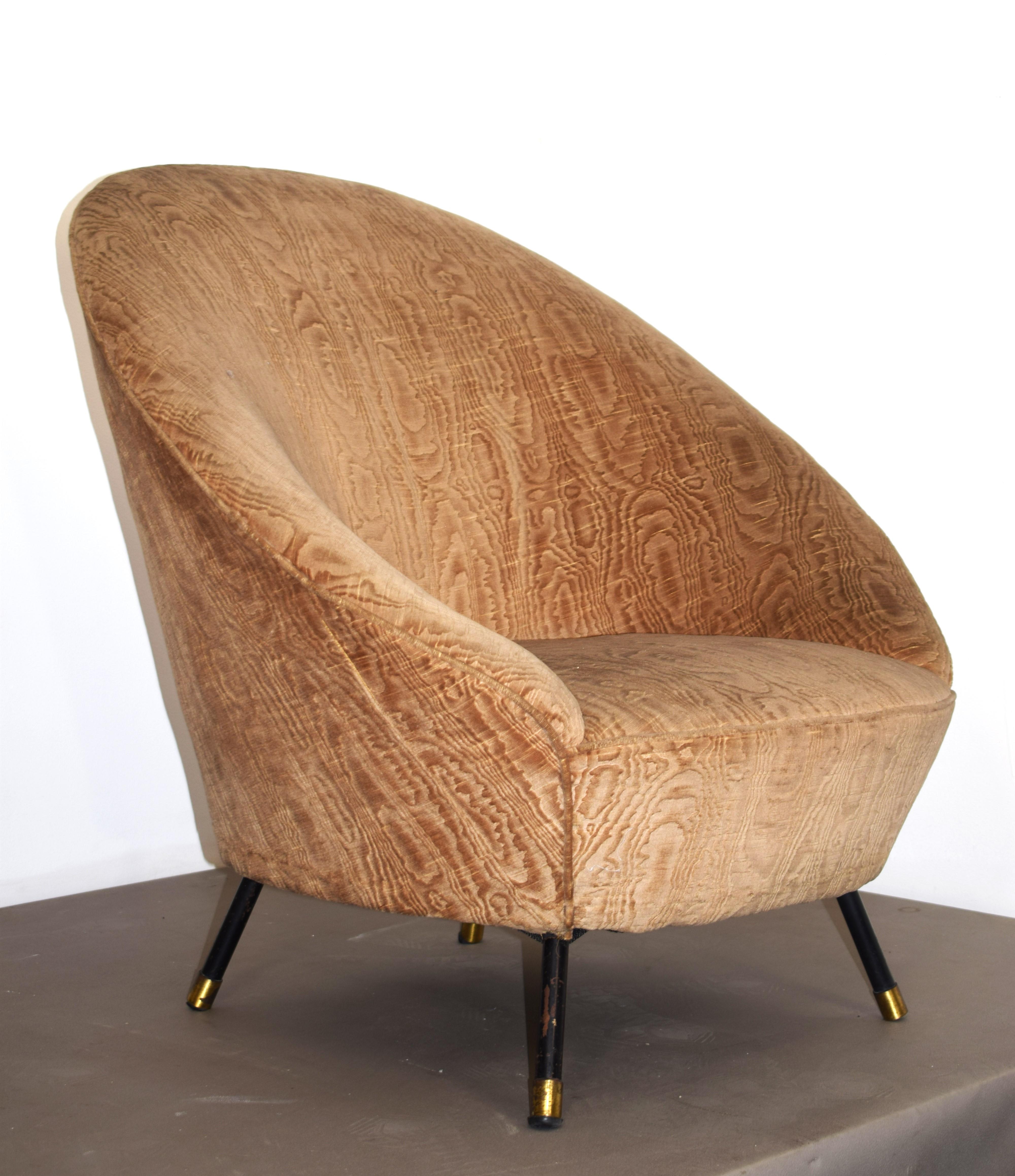 Paire particulière de fauteuils ovoïdes, production italienne vers les années 1950.
Revêtement en velours, pieds en fer peint et détails en laiton.
Très bon état, tissu d'origine avec des signes normaux du temps, siège très confortable, voir