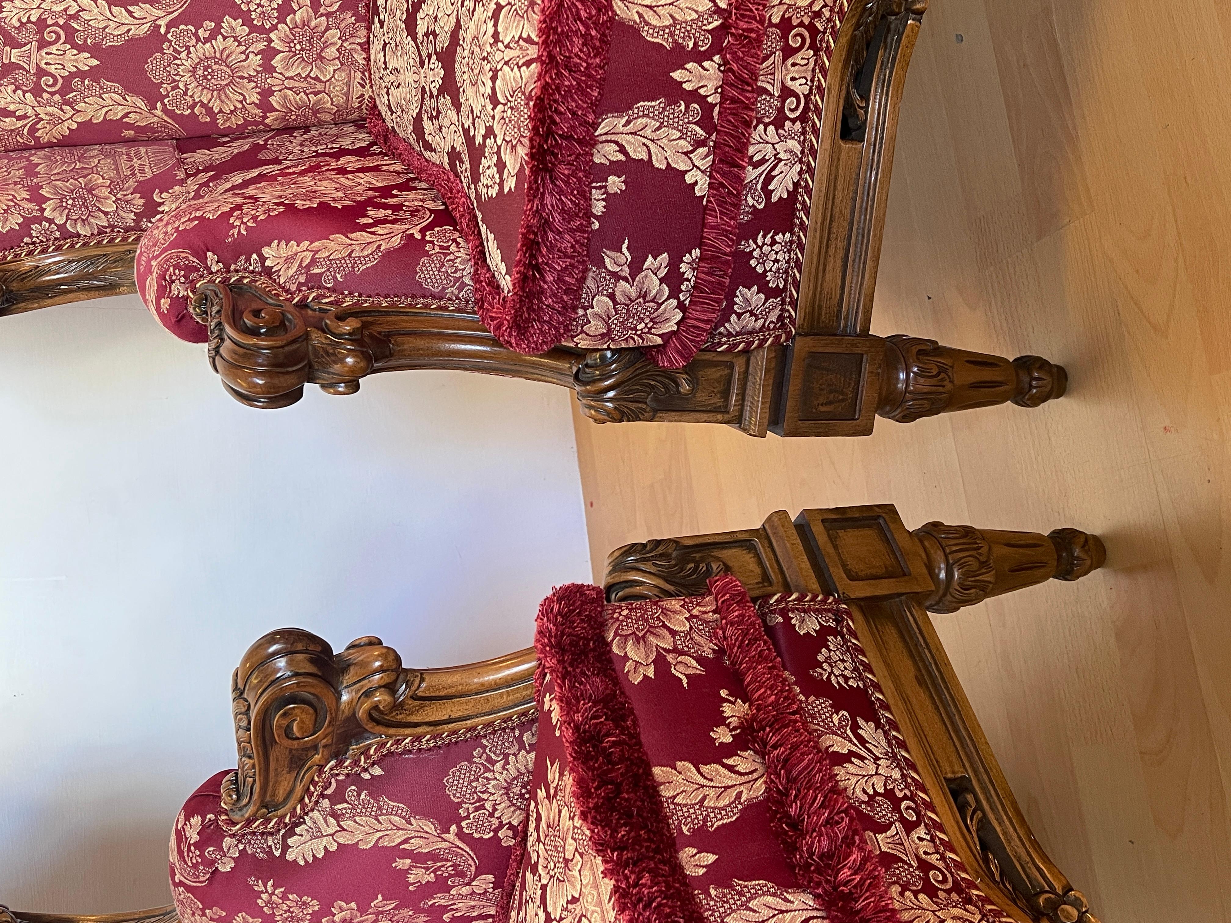 Coppia di poltrone italiane in legno intagliato in stile barocco degli anni '60 In condizioni ottime in vendita a Cantù, IT