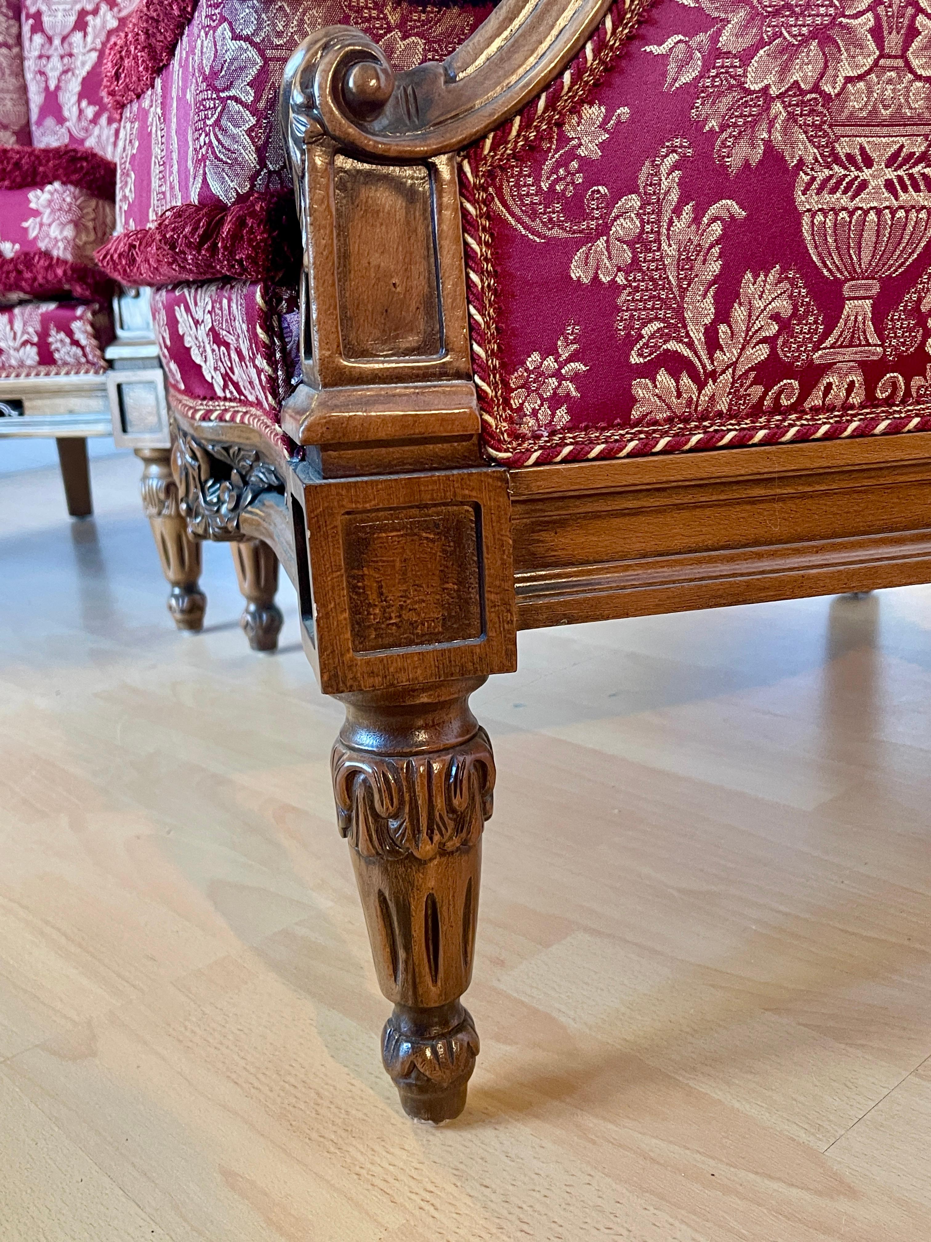 Tessuto Coppia di poltrone italiane in legno intagliato in stile barocco degli anni '60 in vendita