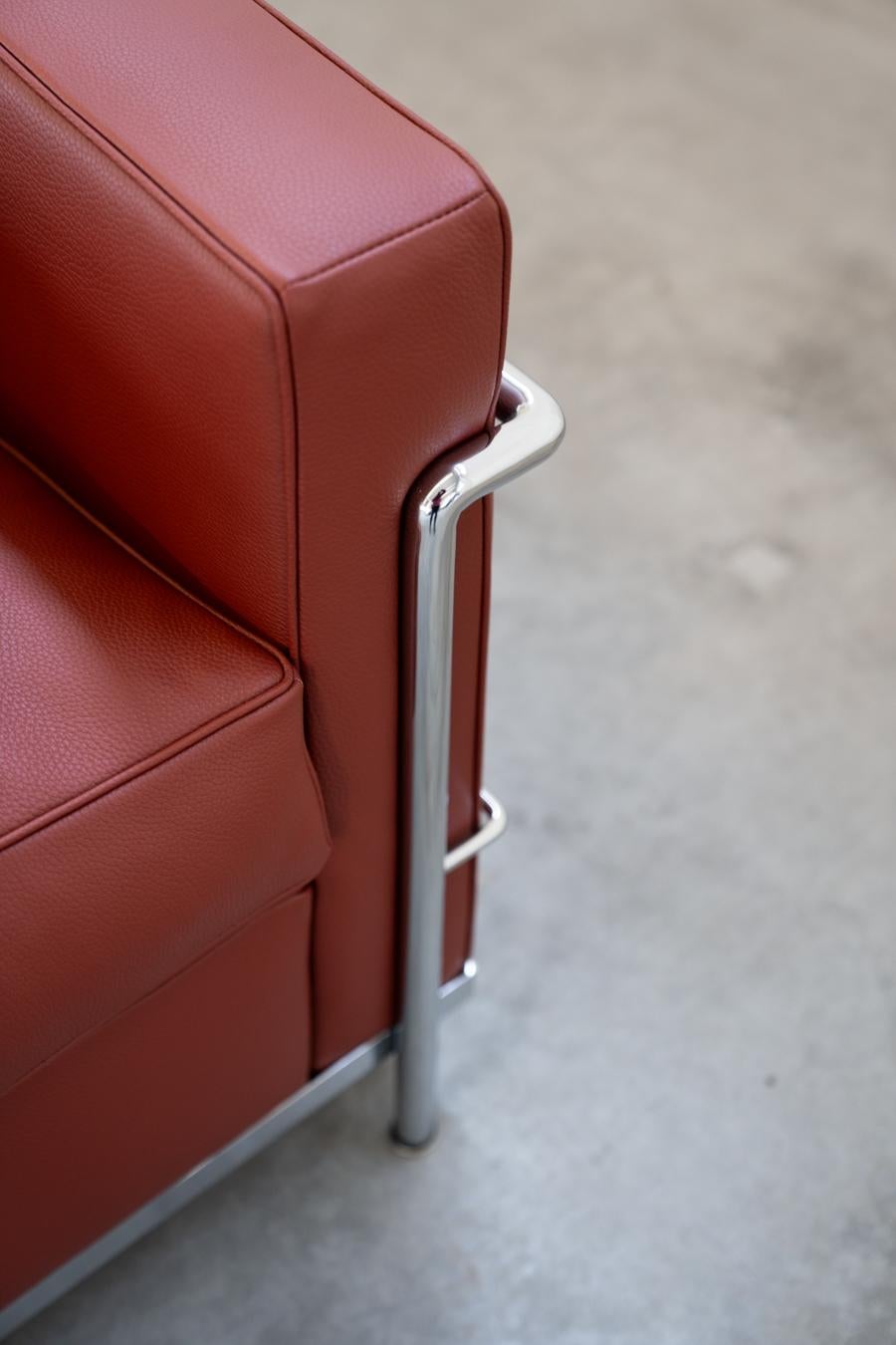 Paire de fauteuils, LC2 CARMIN CLUB CHAIR, Le Corbusier et Charlotte Perriand pour en vente 3